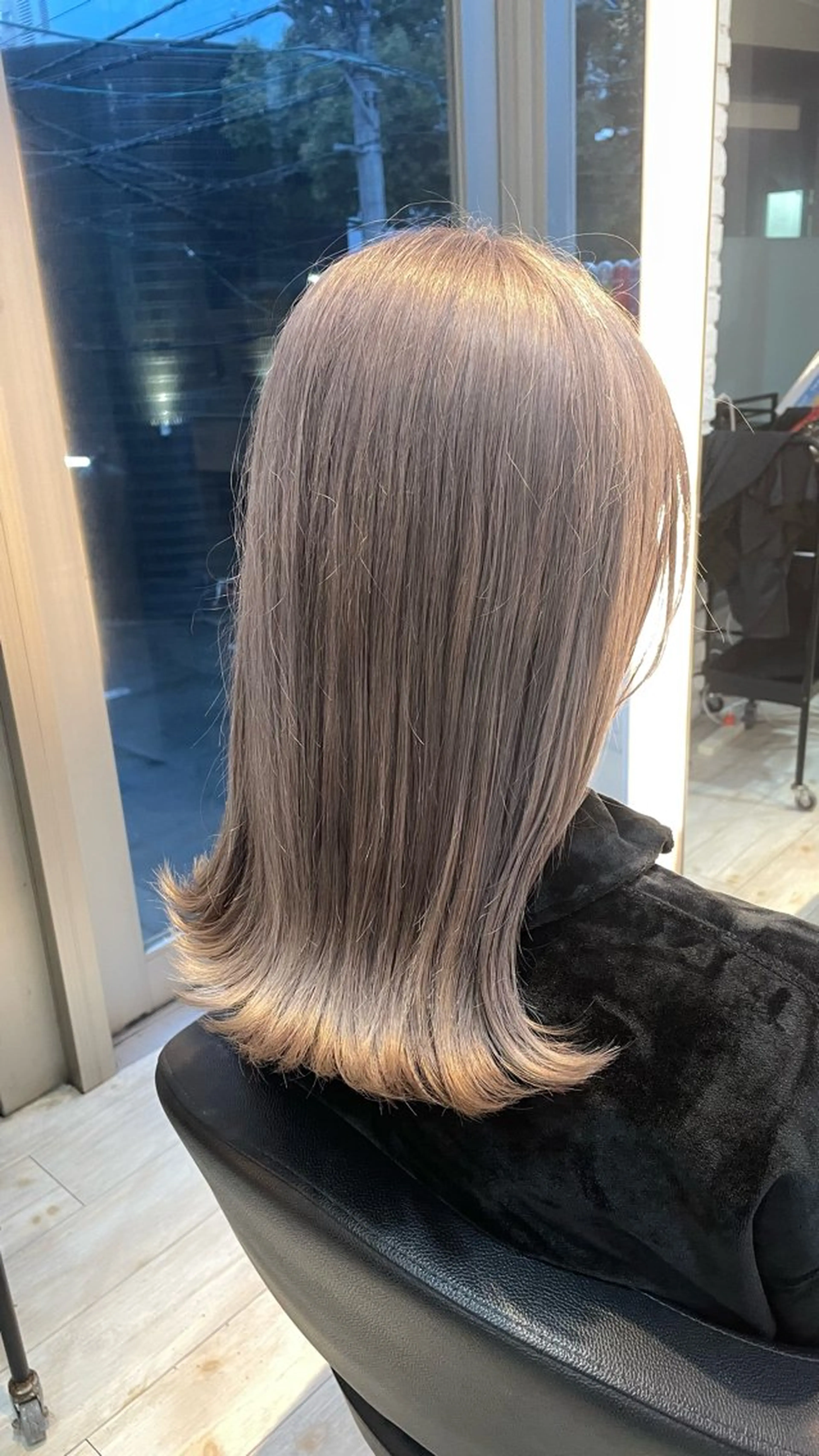 ミディアム カラー ブリーチ/髪質改善/ ハイトーン/暖色のヘアスタイル