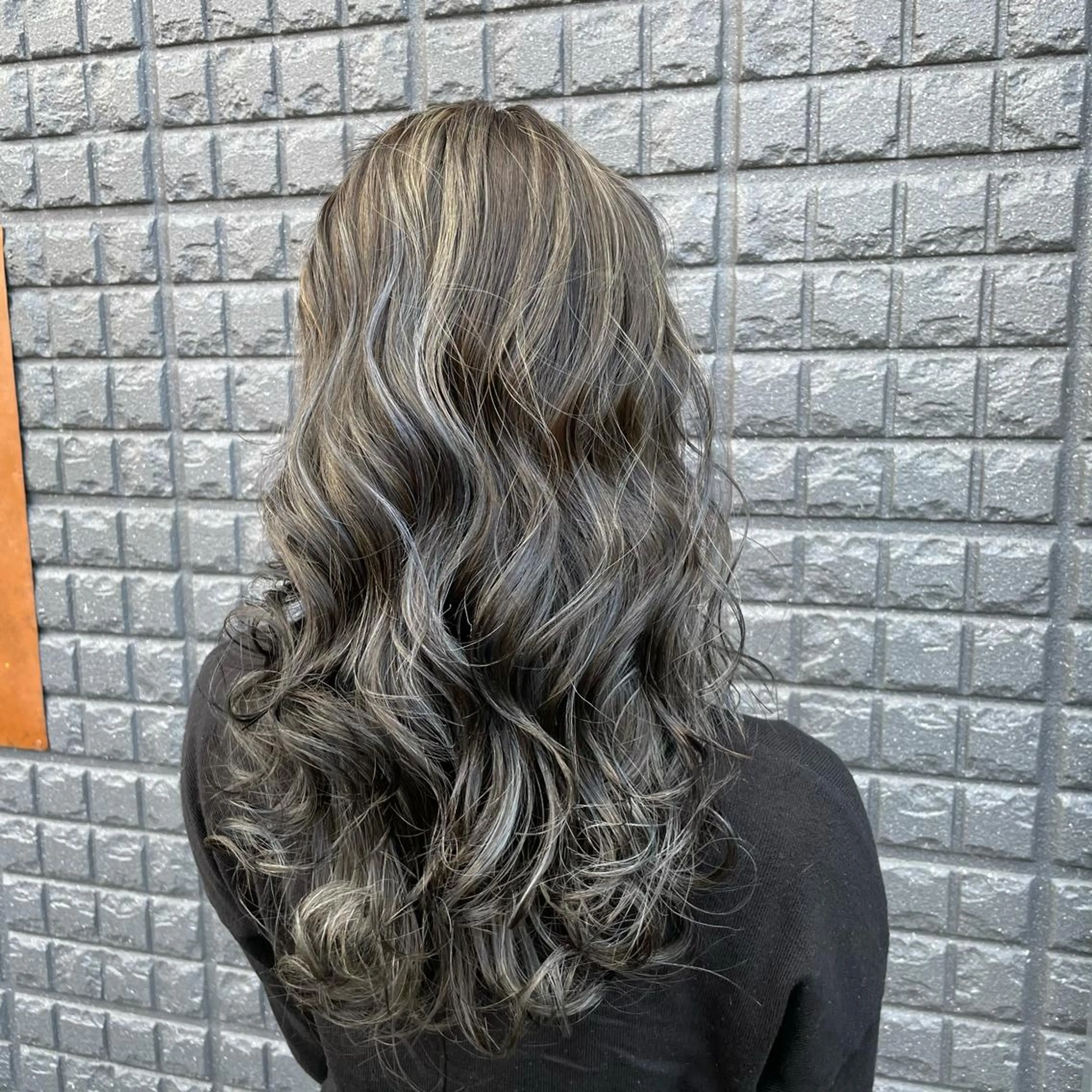 ロング カラー アッシュ 透明感カラー ハイライトカラー ハイトーンカラー イルミナカラー La vielle所属・La vielle 西峠のヘアスタイル