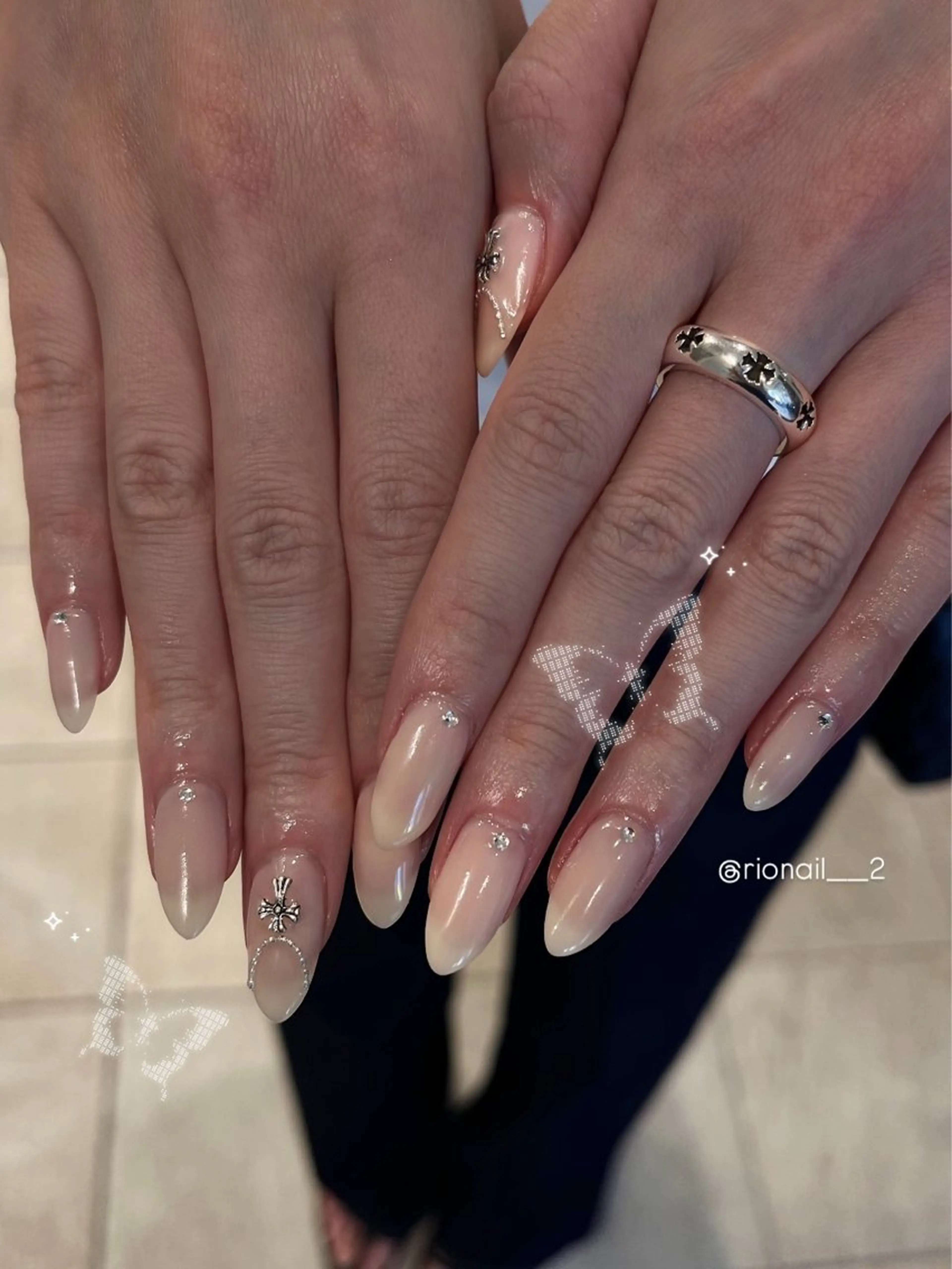 ネイル 𝘙𝘪𝘰𝘯𝘢 ...🕯🤍のネイルデザイン