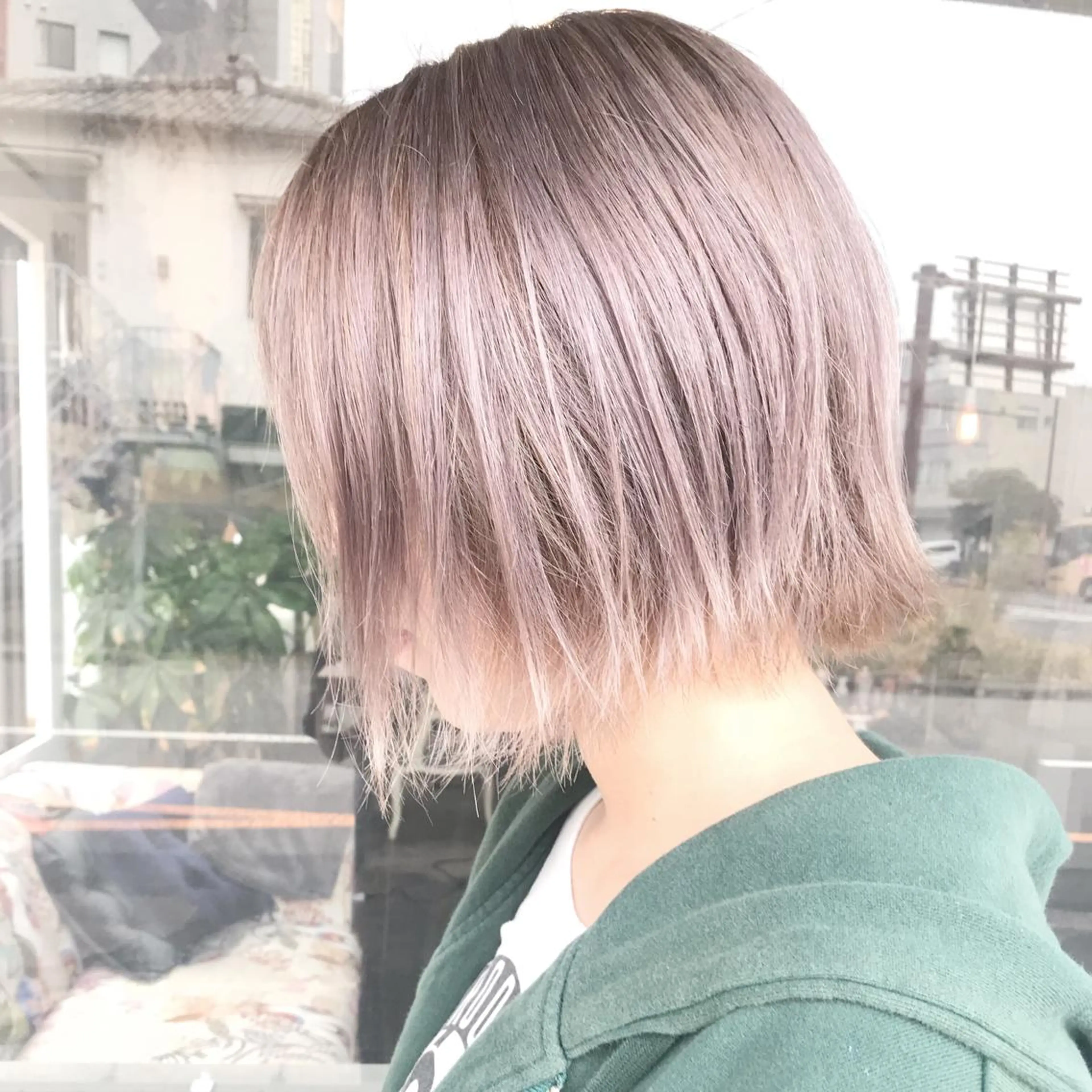 ミディアム カラー ヘアアレンジ お団子ヘア 切りっぱなしボブ バレイヤージュ ブリーチ デザインカラー Mariana/ 鶴原-ハイライトのヘアスタイル