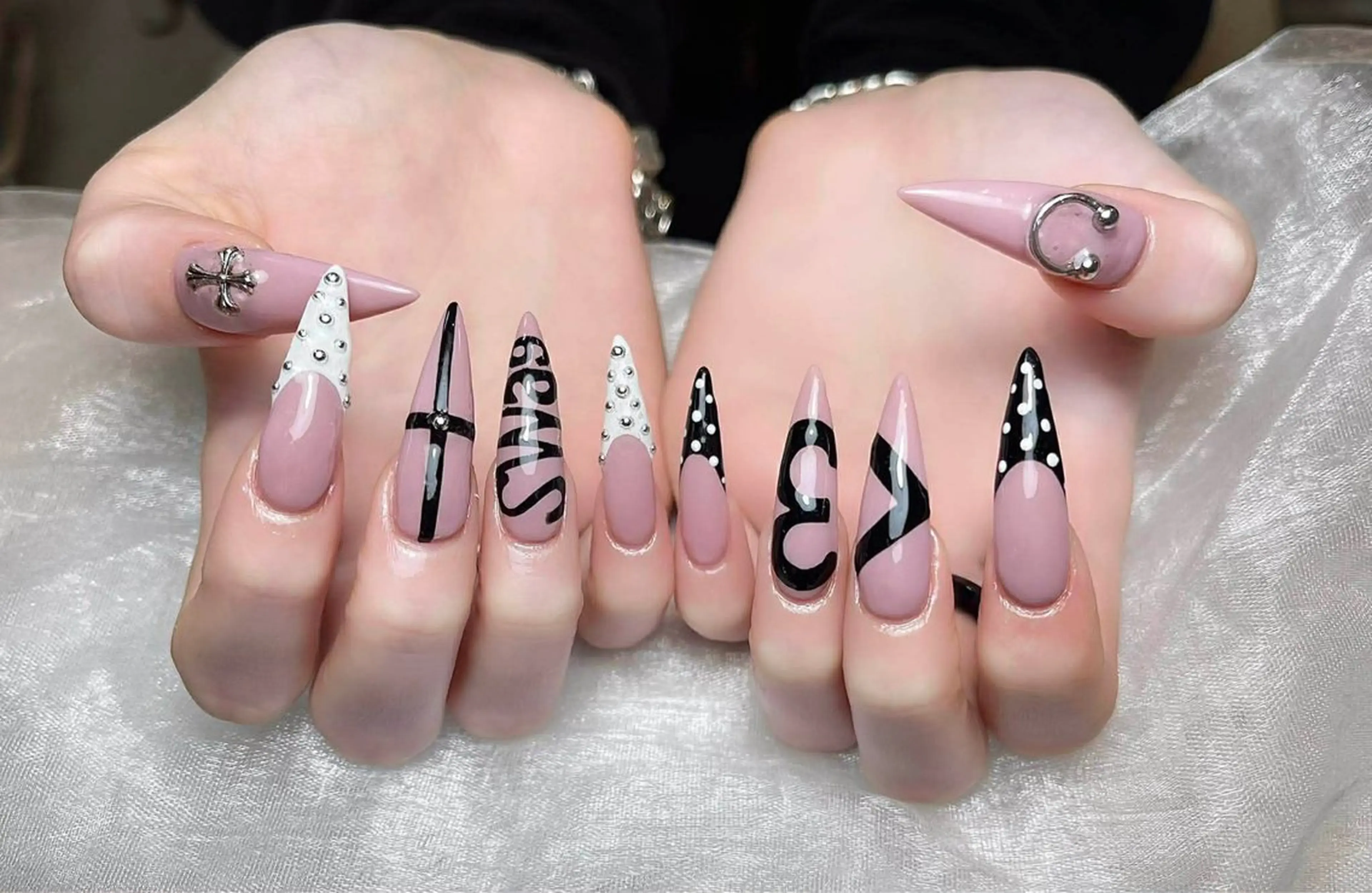 ネイル アートネイル 成人式 ネイルチップ 冬ネイル クリスマス Nie Nail Shinokuboのネイルデザイン