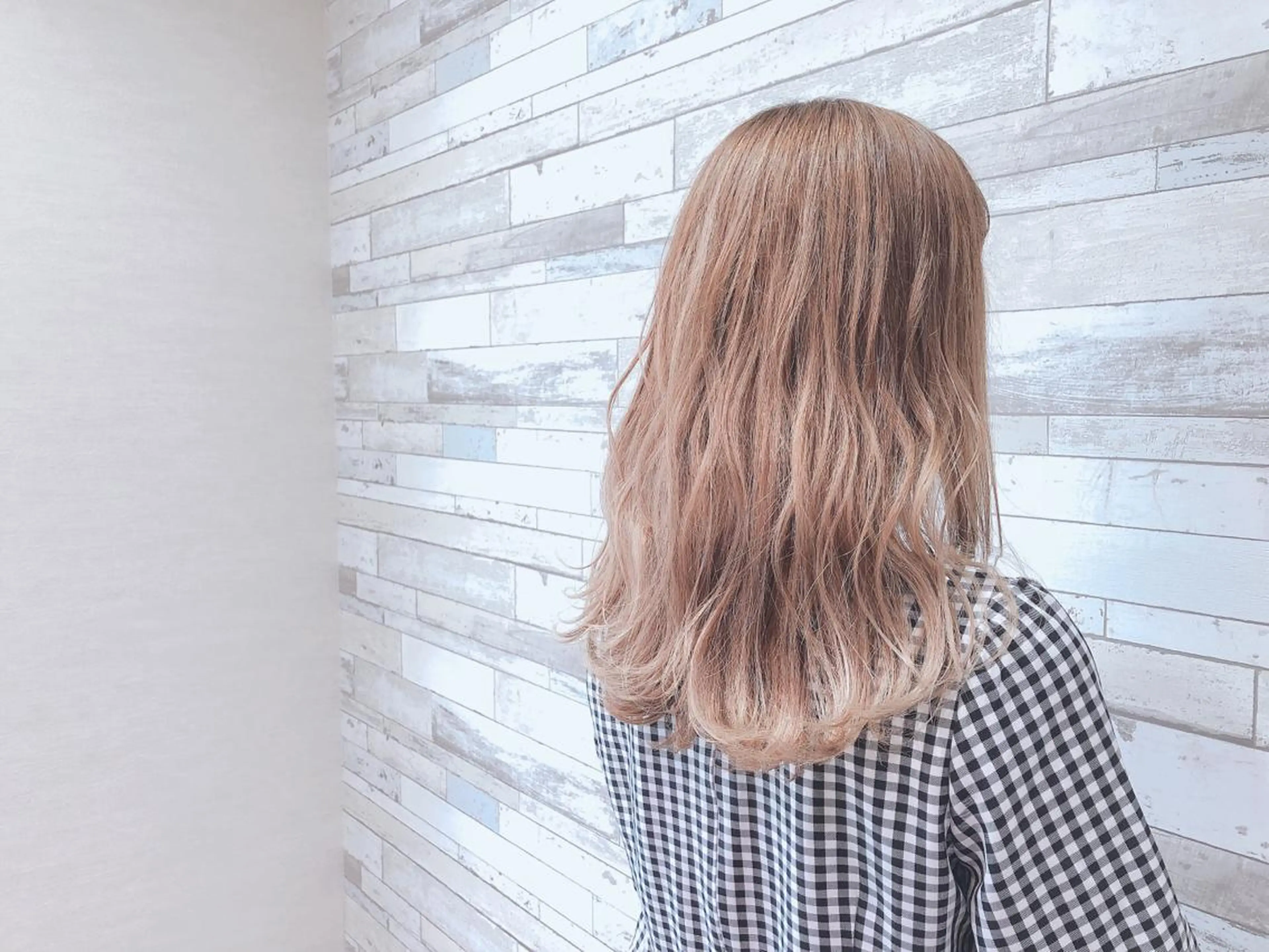 セミロング カラー ベージュカラー ハイライトカラー ハイトーンカラー ミルクティーベージュ ハイライト 小森 拓哉のヘアスタイル