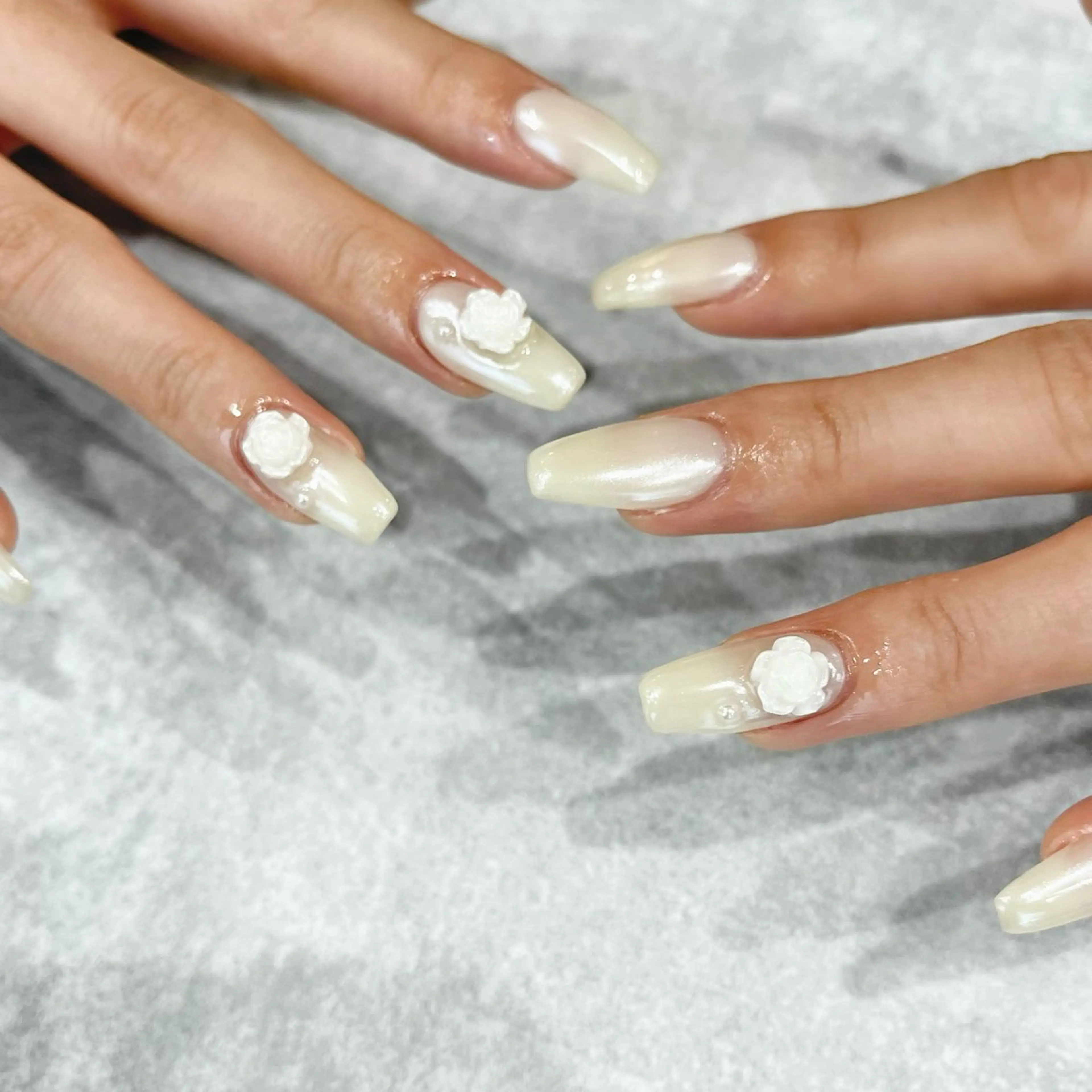 ネイル オーロラネイル ホワイト ハンドネイル 阿部 ほのかのネイルデザイン