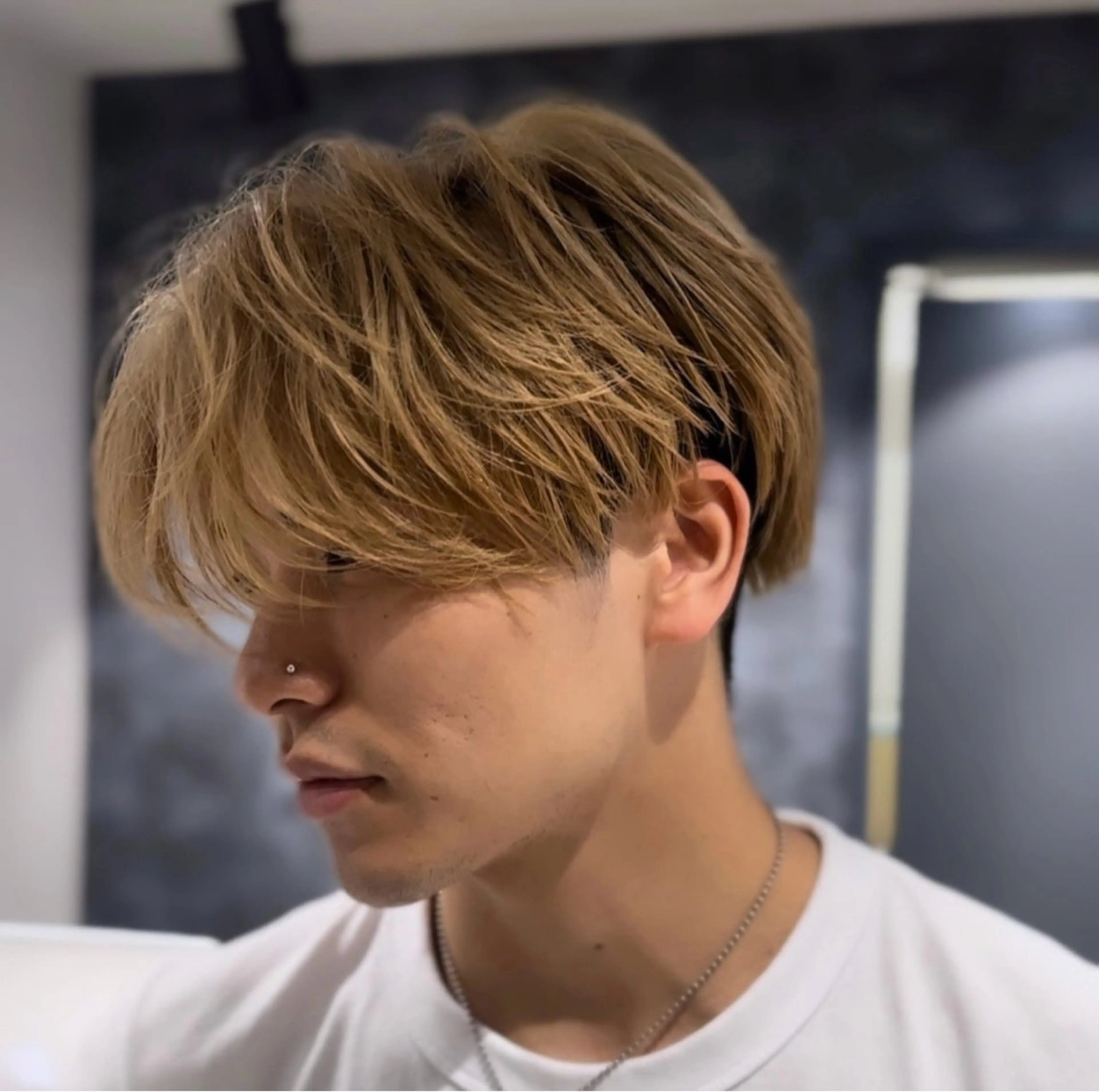 ミディアム メンズ メンズブリーチ カット ヘアカラー 💈原宿指名No.1 センターパート💈のヘアスタイル