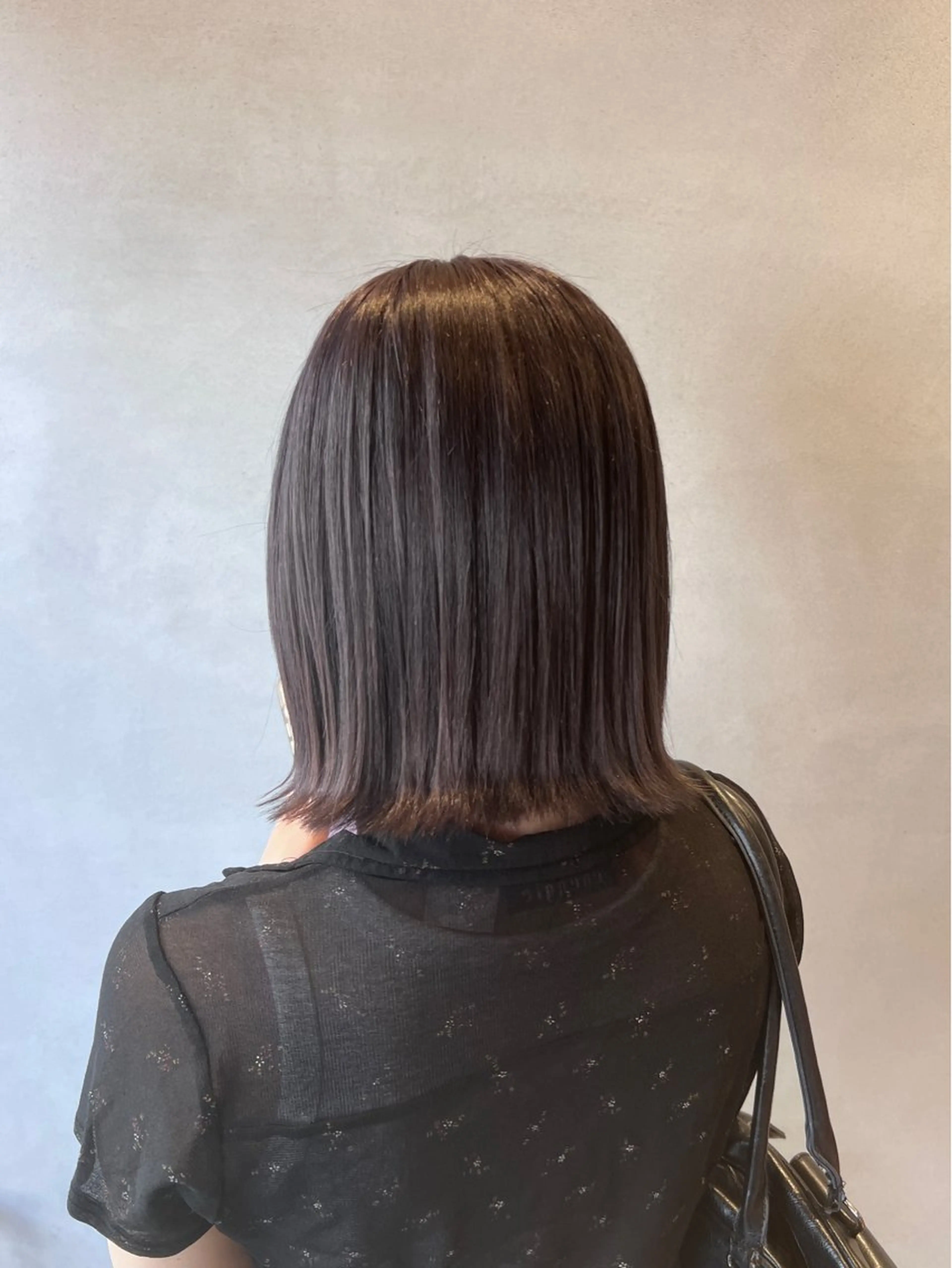 ショート カラー グレージュ ラベンダーカラー ラベンダーグレージュ ラベンダーグレー 外ハネヘア 小山 優香のヘアスタイル