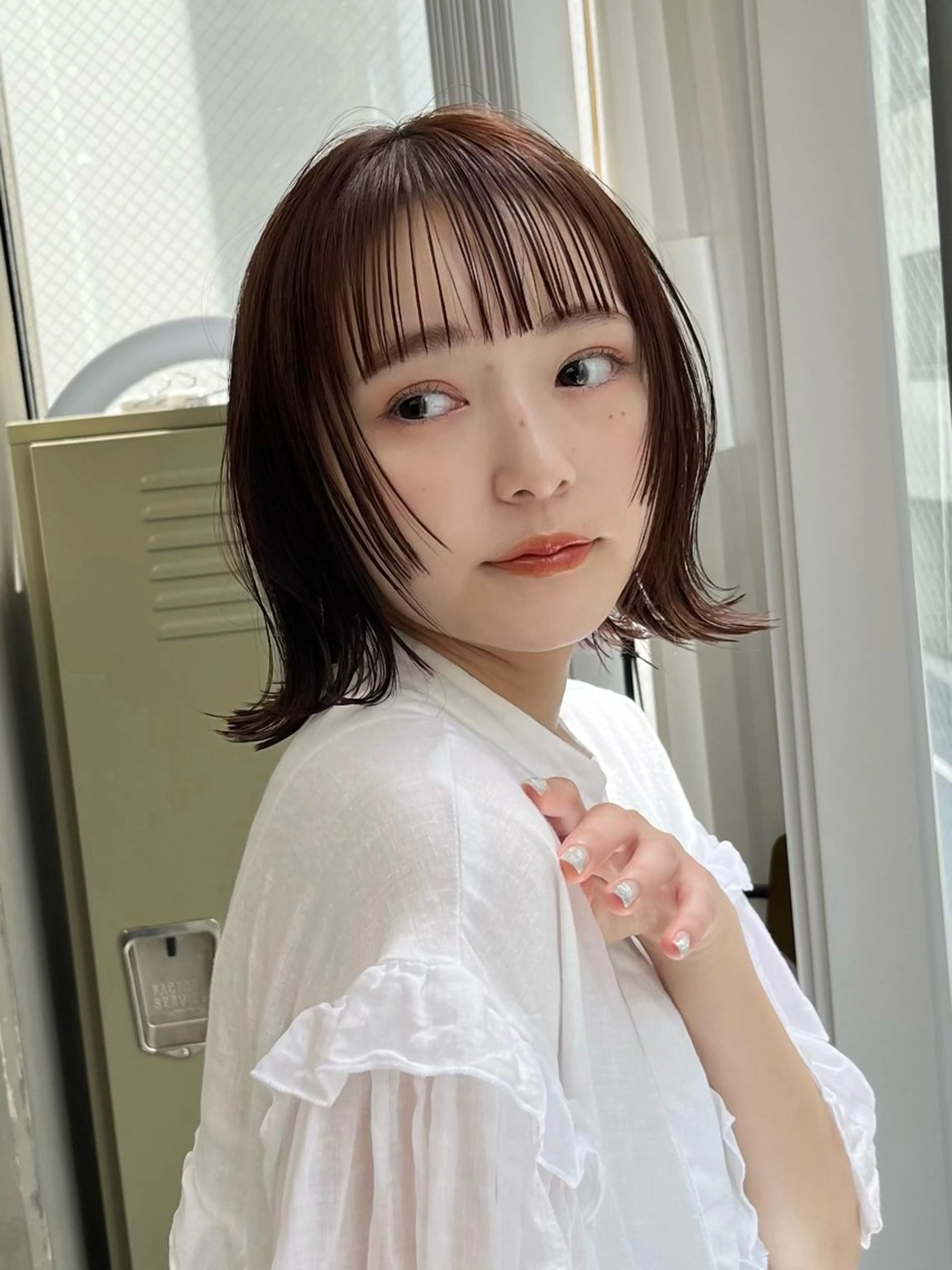 ミディアム カット イツク ⚡️ ルーツ/ハイトーンのヘアスタイル