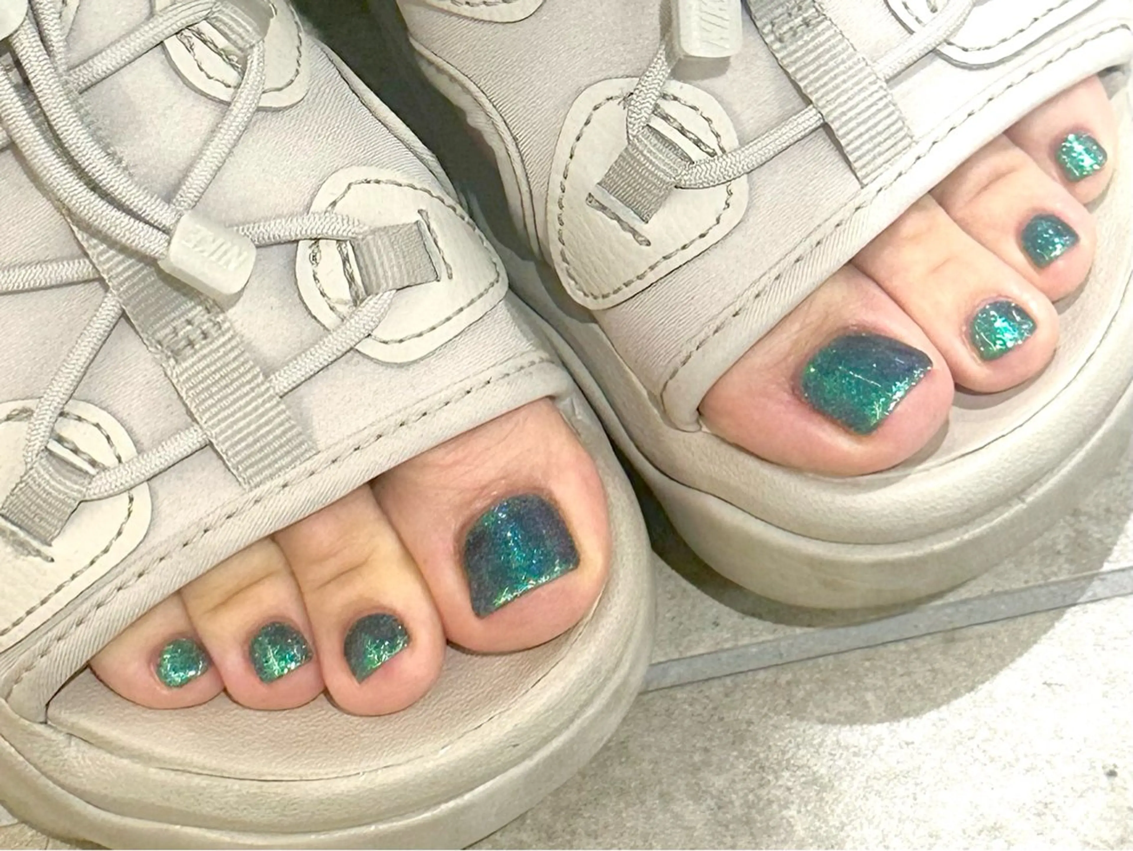 ネイル フットネイル グリーン キラキラネイル フットネイル kano🫧 指名No.1💫のネイルデザイン