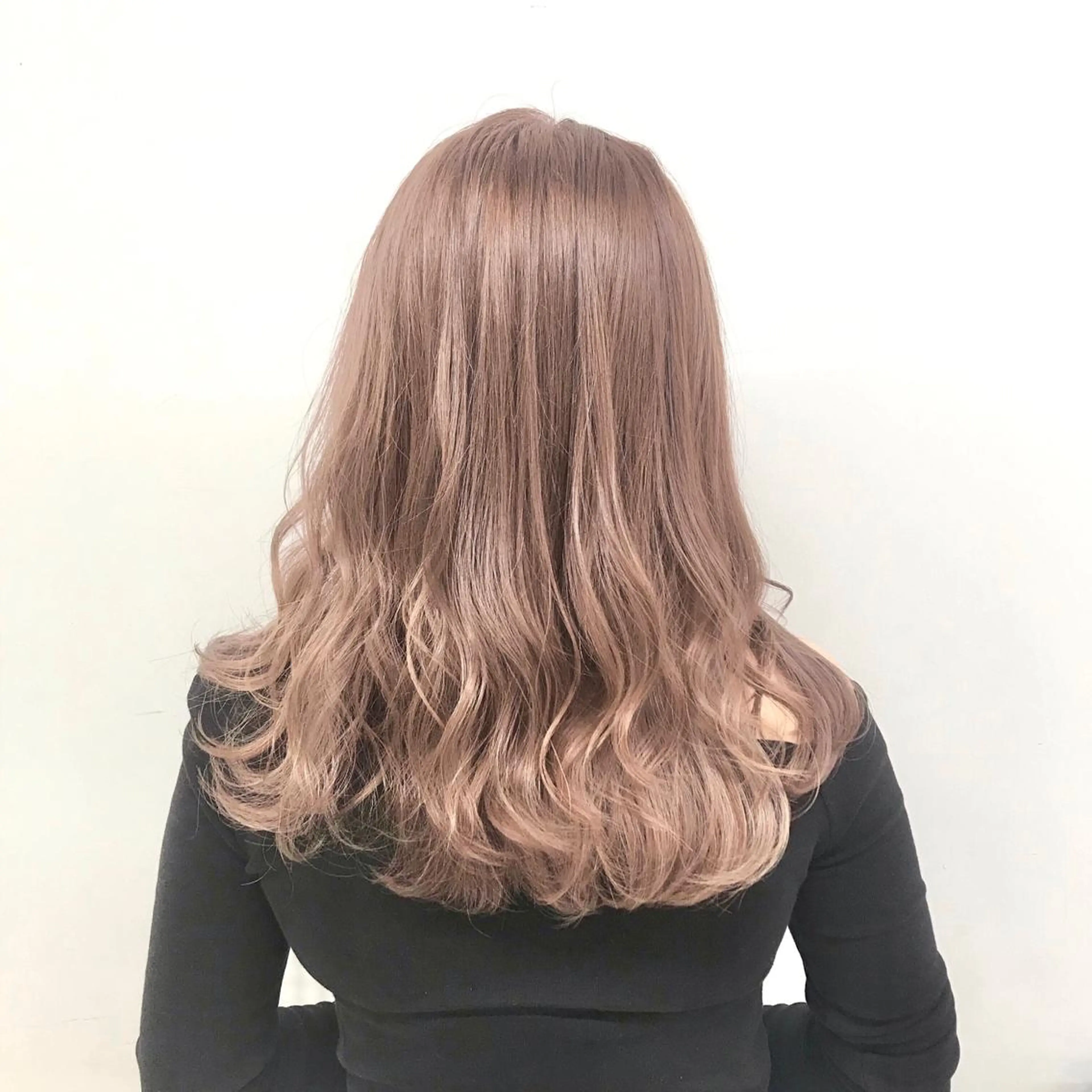 セミロング カラー 🩵ハイトーン 美咲🩵のヘアスタイル