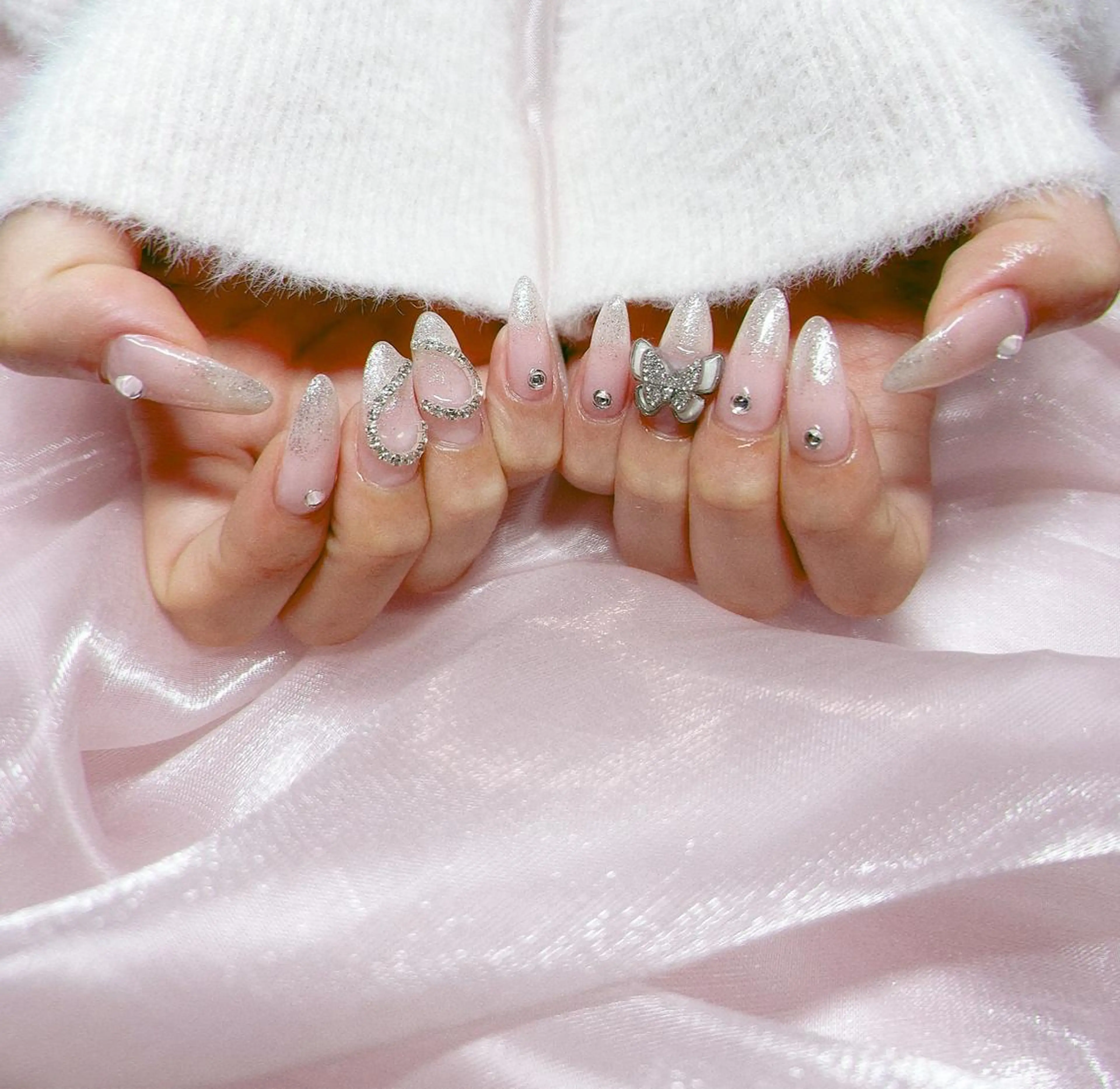 ネイル フレンチネイル ジェルネイル 韓国ネイル 持ち込み パラジェル ちゅるんネイル🪄 耳ツボジュエリー🔗のネイルデザイン