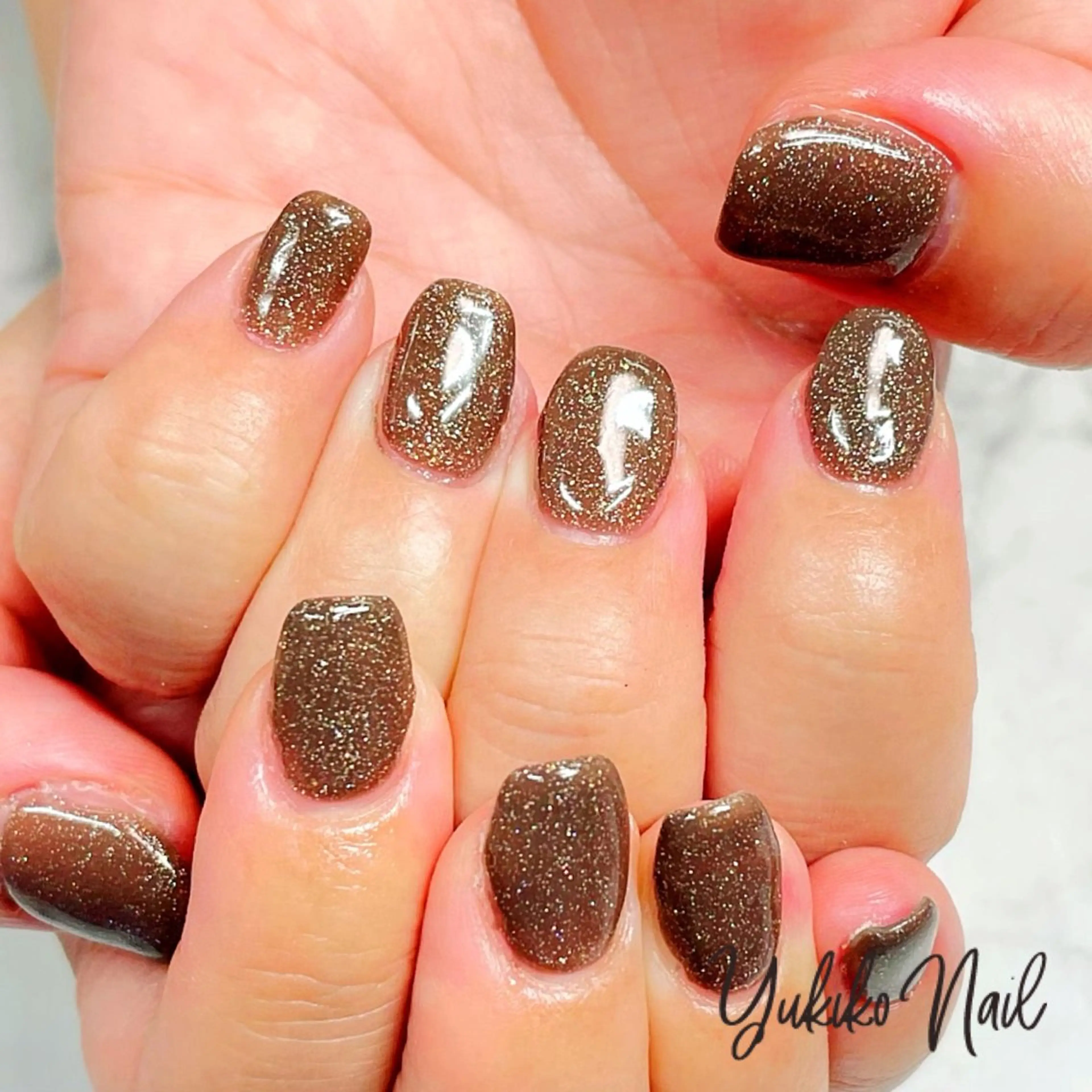 ネイル ブラウン キラキラネイル ワンカラーネイル シンプルネイル ハンドネイル ユキコ ネイルのネイルデザイン