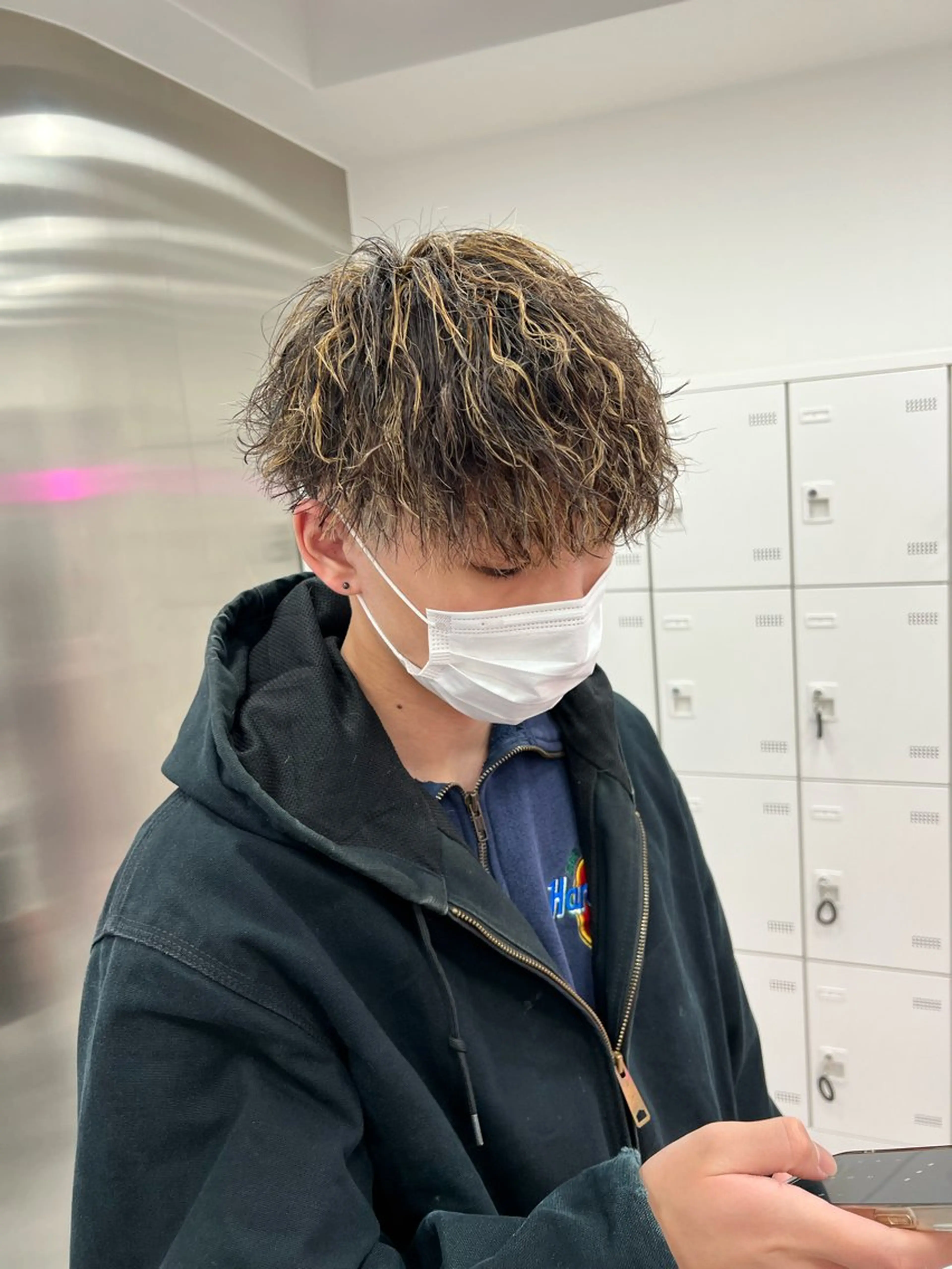 ミディアム カラー パーマ メンズ ミディアムパーマ センターパート メンズ韓国風 韓国マッシュ マッシュウルフ メンズパーマ特化 TAIGAのヘアスタイル