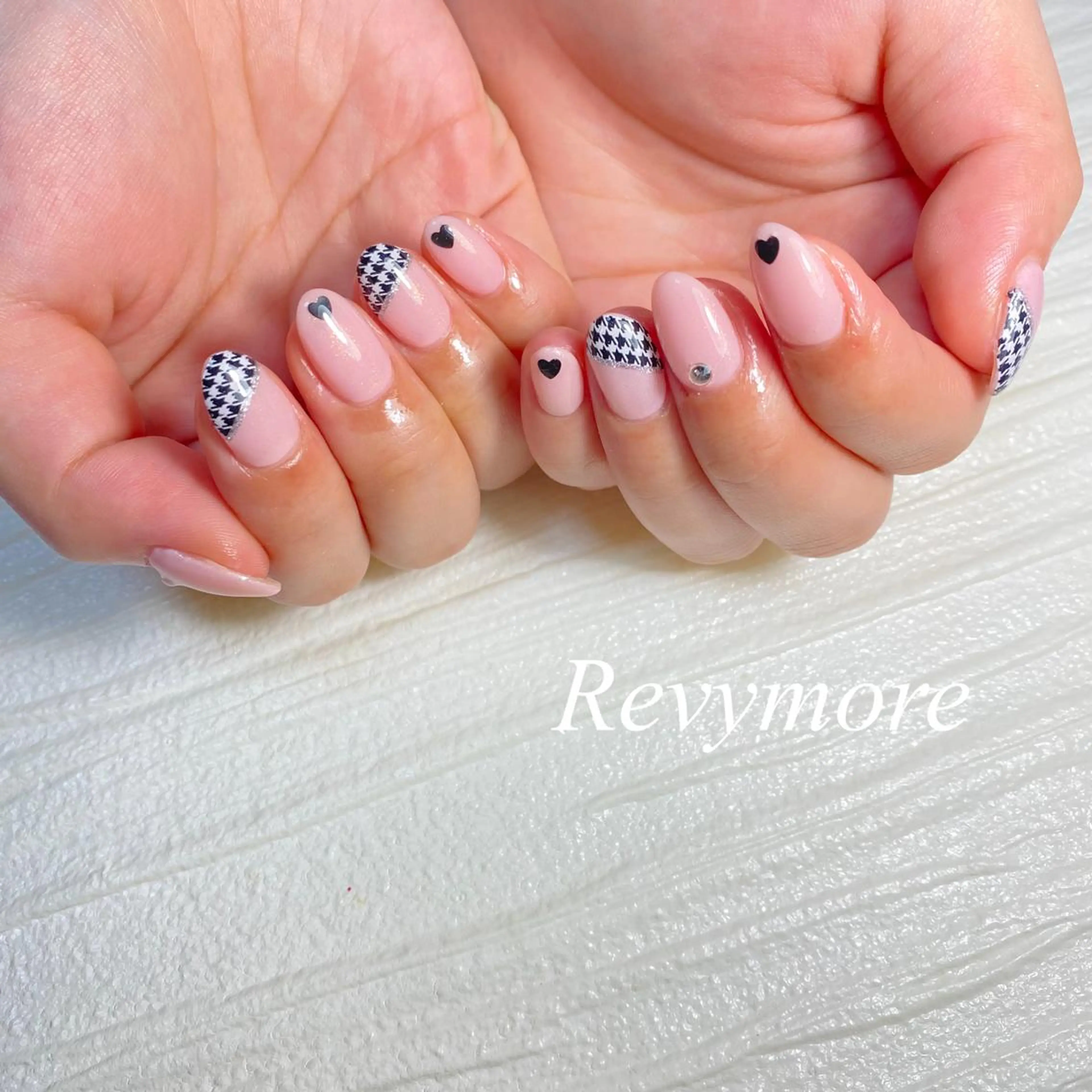 ミディアム ネイル 韓国風ヘア フレンチネイル ジェルネイル キラキラネイル 韓国ネイル nail salon Revymoreのネイルデザイン