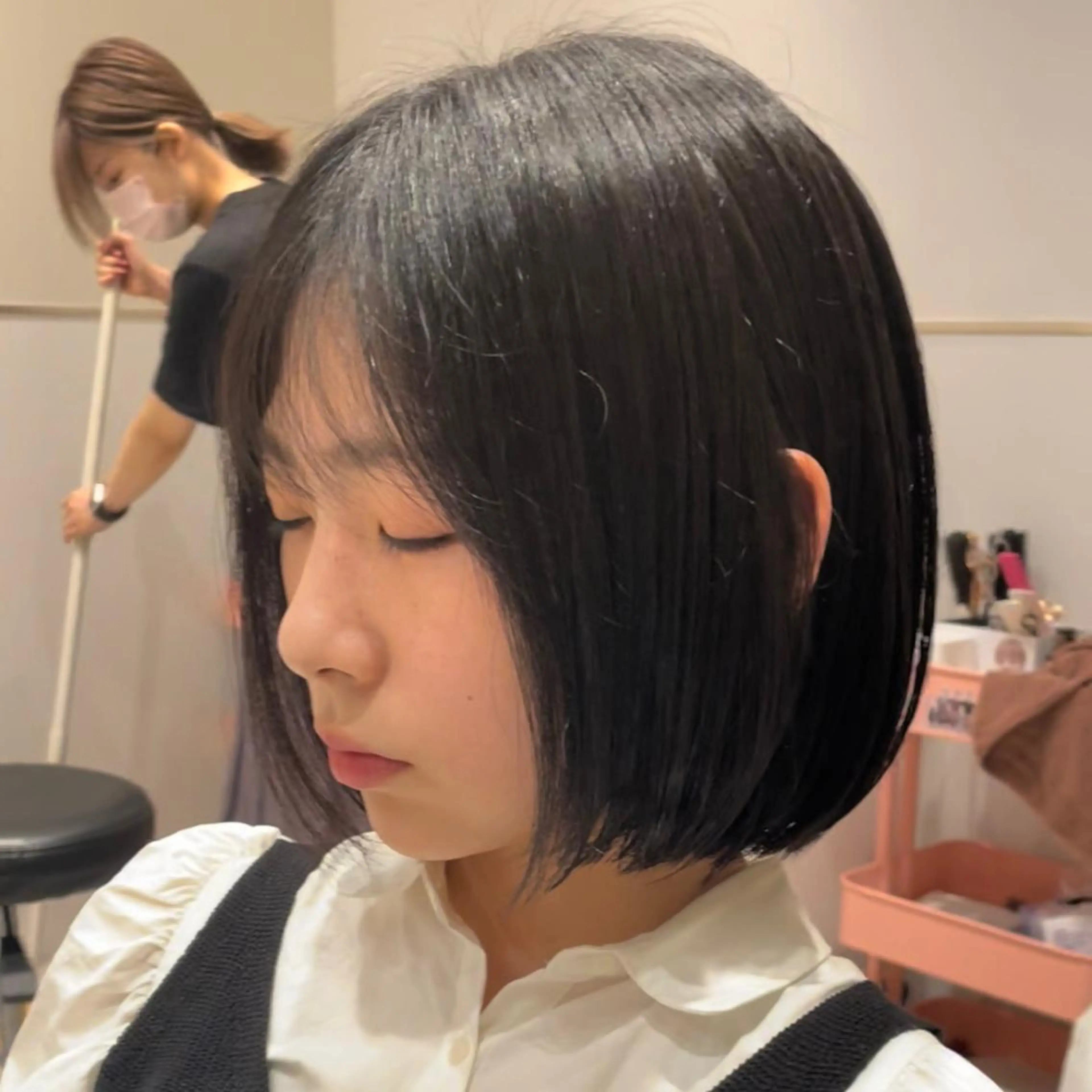 ショート カラー 🤎小顔レイヤー /ベージュ🤎友香のヘアスタイル