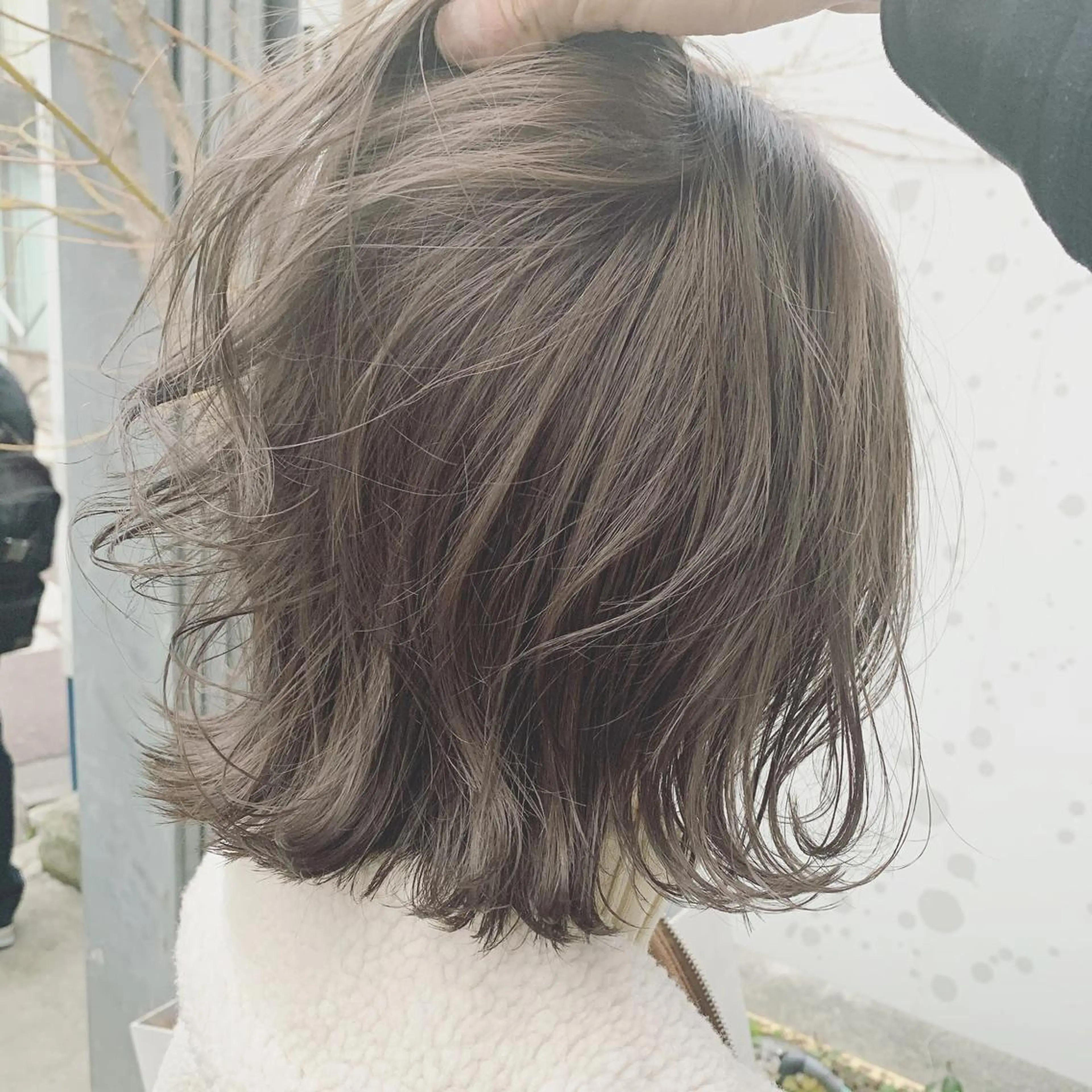 ミディアム カラー ネイル カット ヘアカラー トリートメント ハイトーンボブ 前田 表参道　グレージュのヘアスタイル