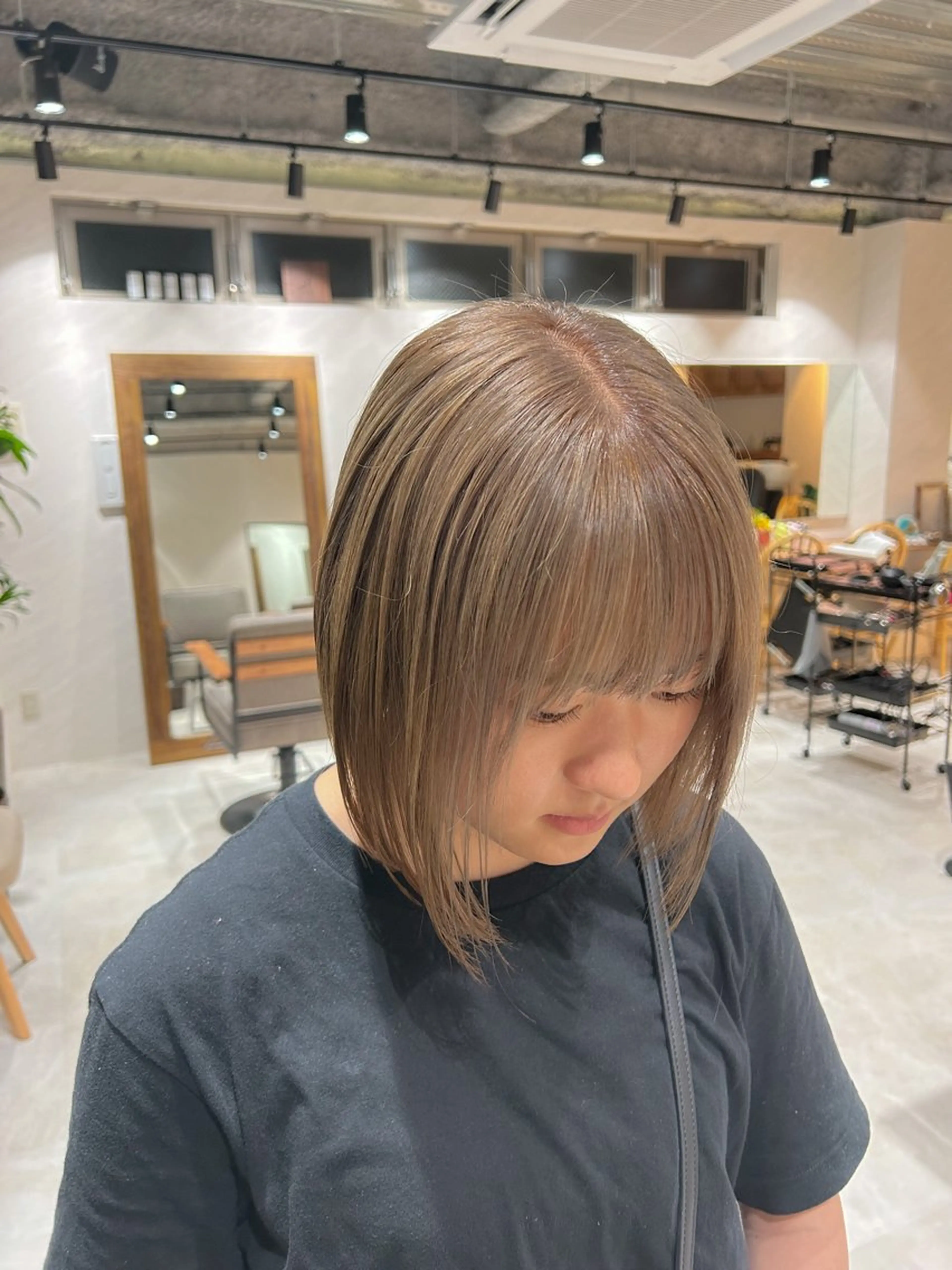 セミロング カラー グレージュ ハイトーンカラー ミルクティーグレージュ 🎀レイヤー・艶カラ ー🎀YUMEKAのヘアスタイル