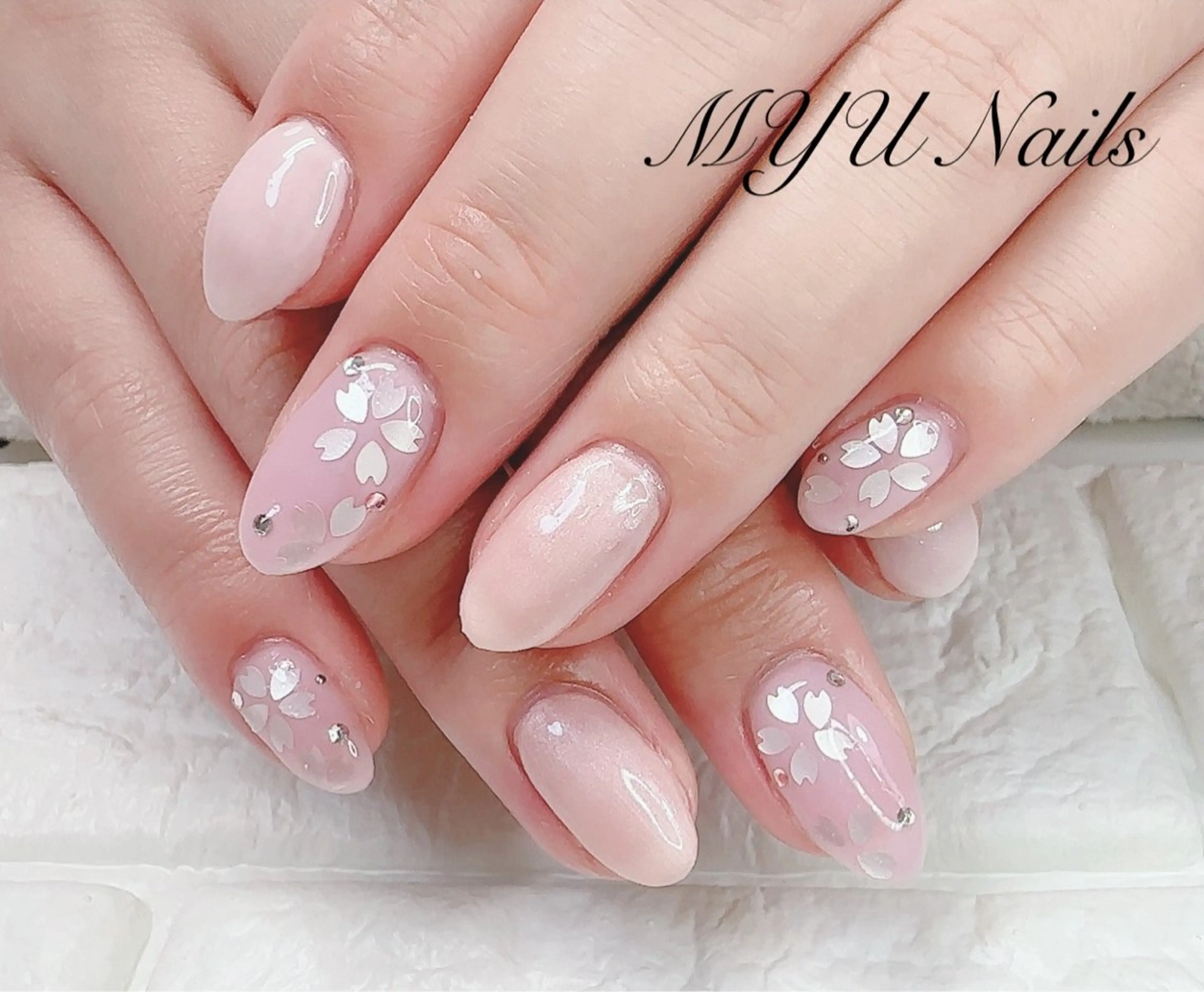 ネイル ジェルネイル 持ち込み パラジェル ハンドネイル ニュアンスネイル🌈 MYU Nailsのネイルデザイン