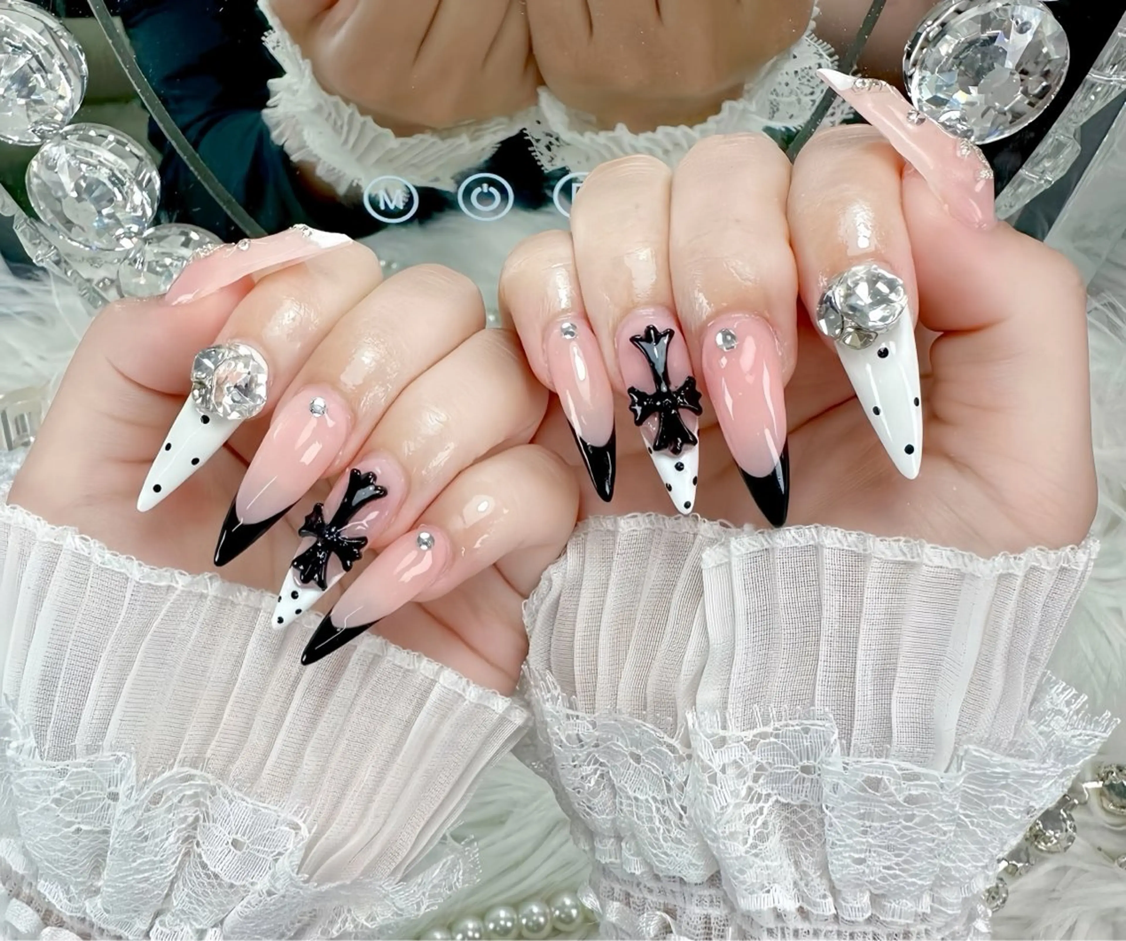 ネイル アートネイル ジェルネイル ガーリー グラデーション キラキラネイル ハンドネイル ハンドケア Nova Nail Nambaのネイルデザイン