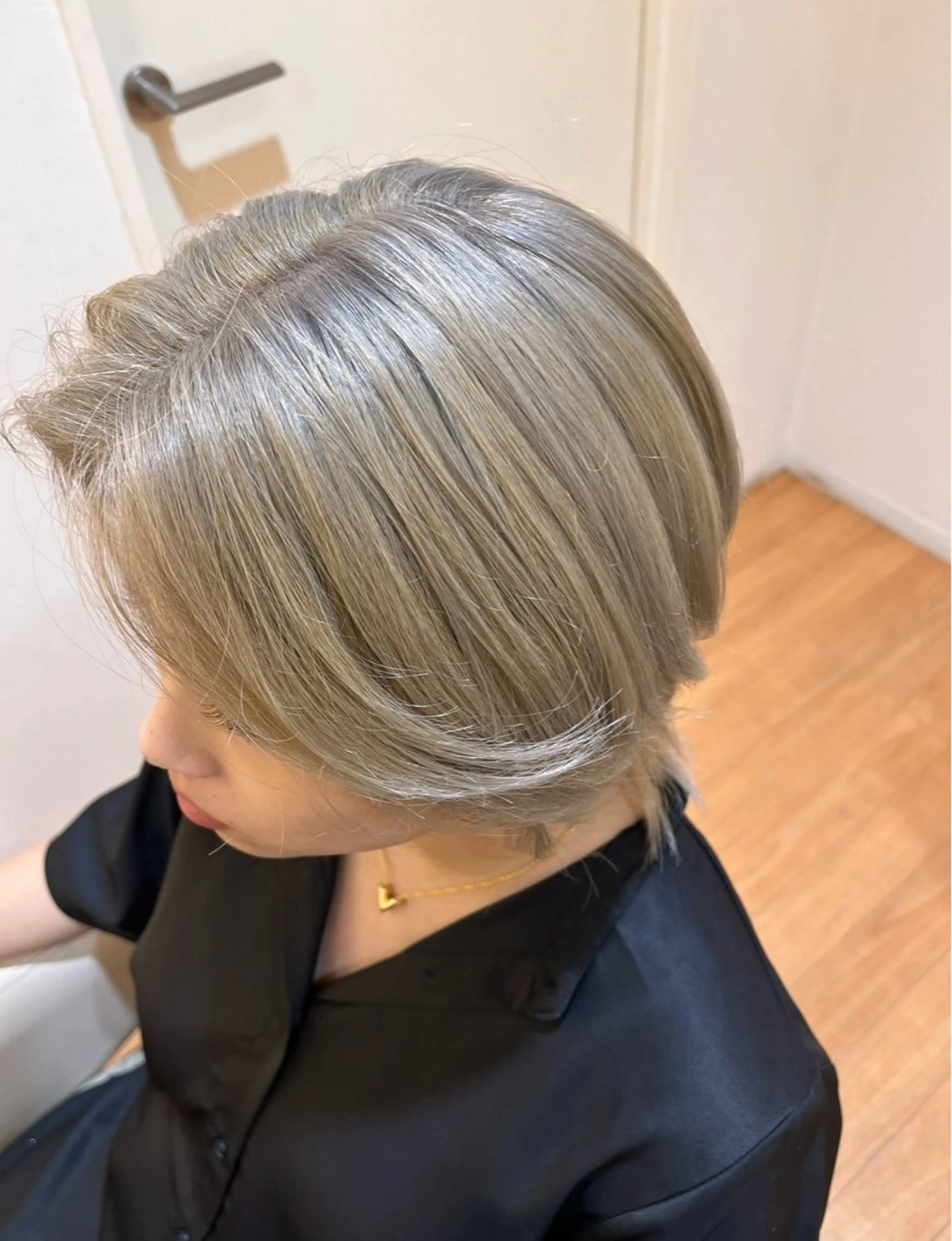 ショート カラー ブリーチ 岡 愛梨のヘアスタイル