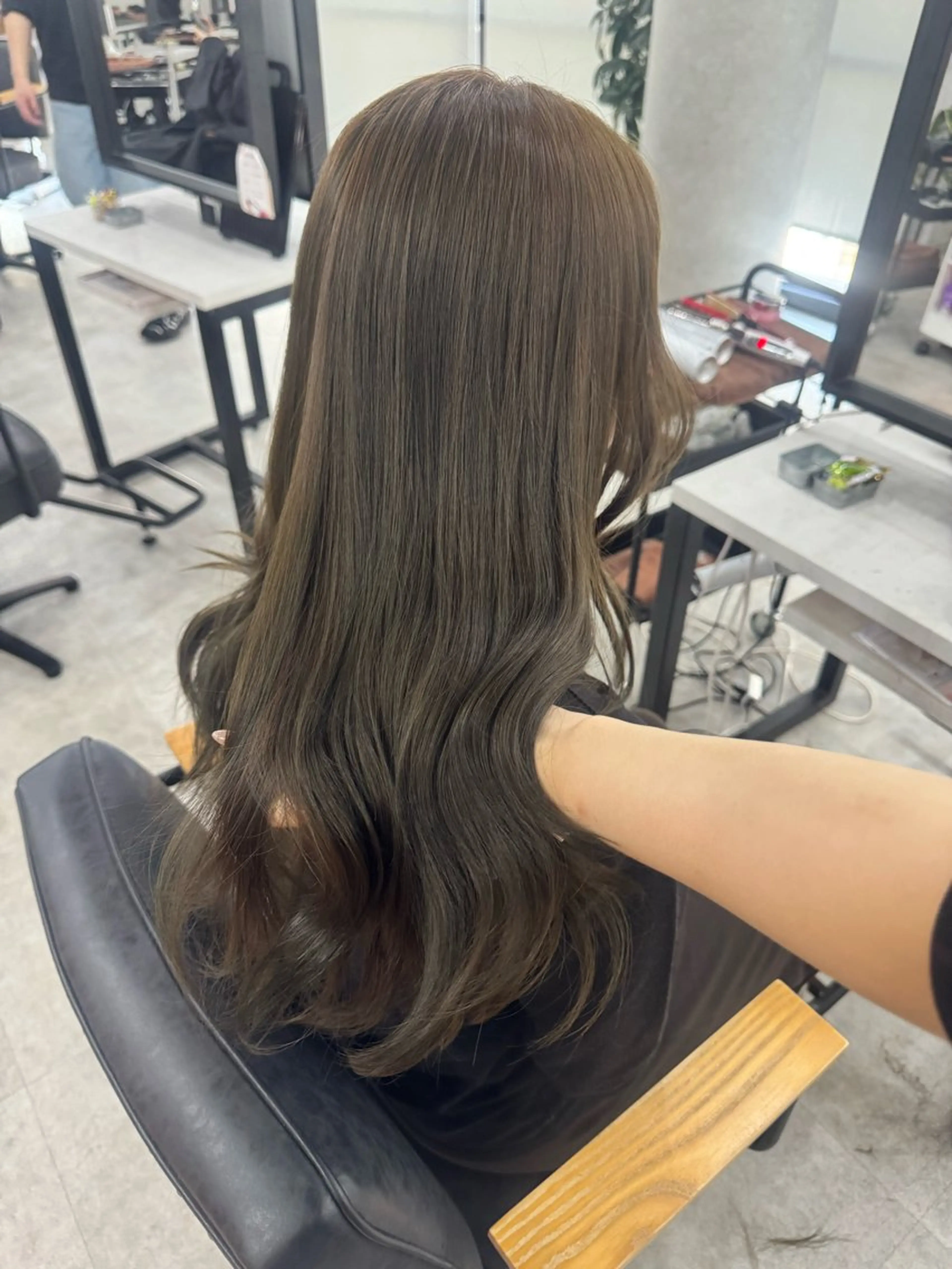 ロング カラー ベージュカラー ブリーチ ブラウンカラー ショコラブラウン ショコラグレージュ カット ヘアカラー トリートメント 赤み無し柔らかカラー 【梅田】madokaのヘアスタイル