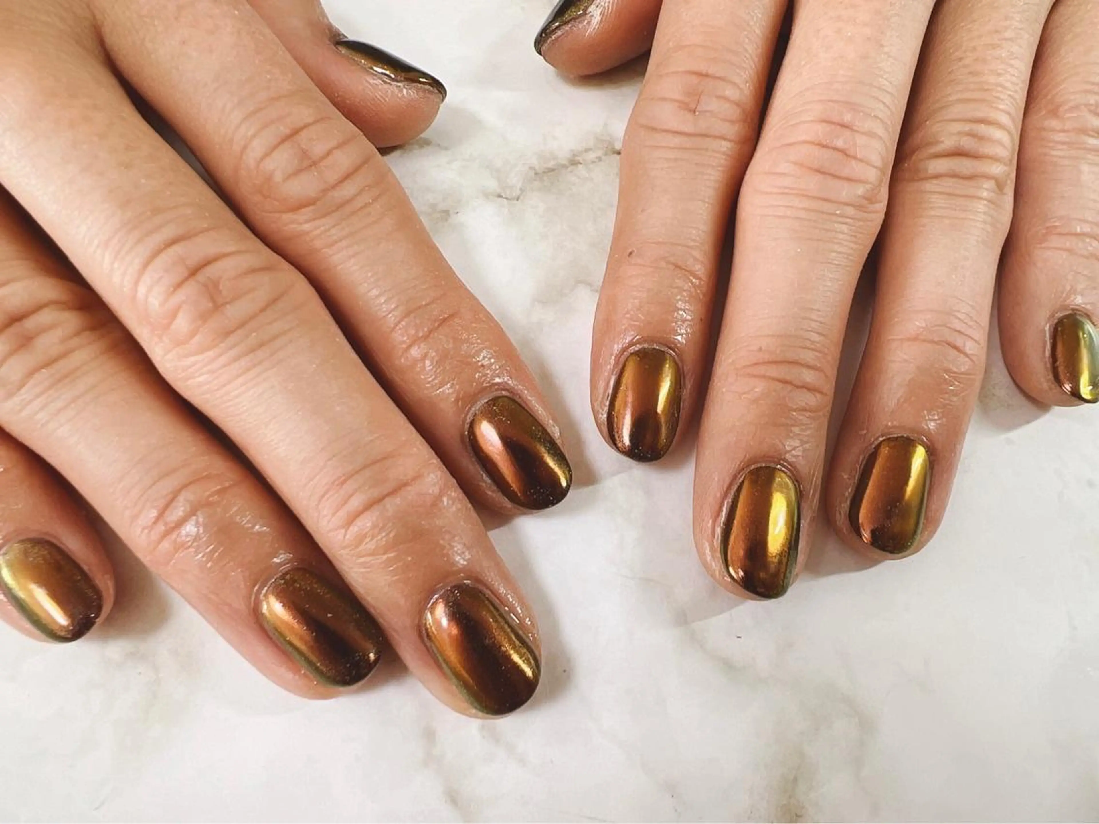 ネイル オーロラネイル ブラウン ミラーネイル ワンカラーネイル ハンドネイル mogunail &blowのネイルデザイン