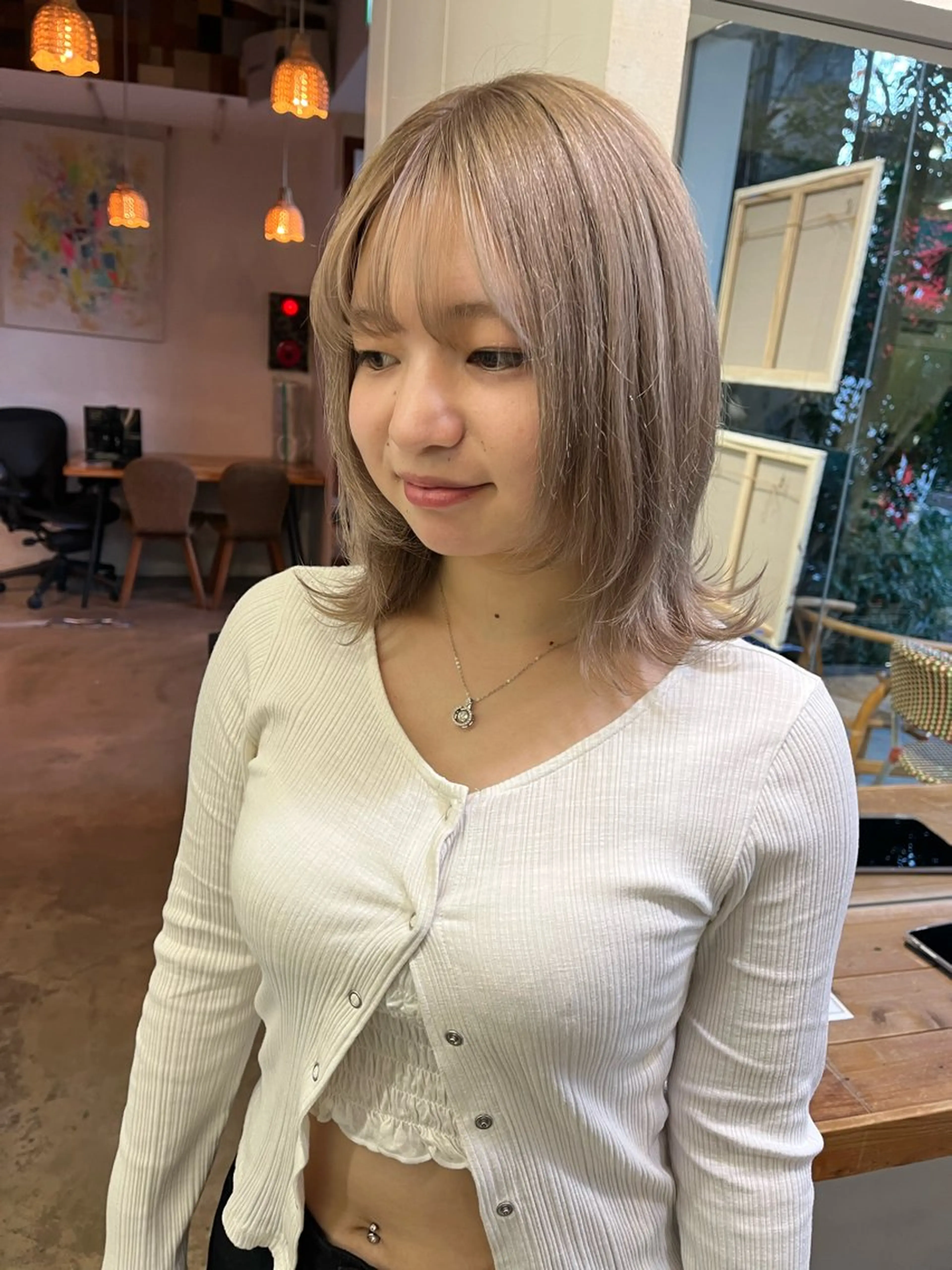 ミディアム カラー 波多野 芽衣のヘアスタイル