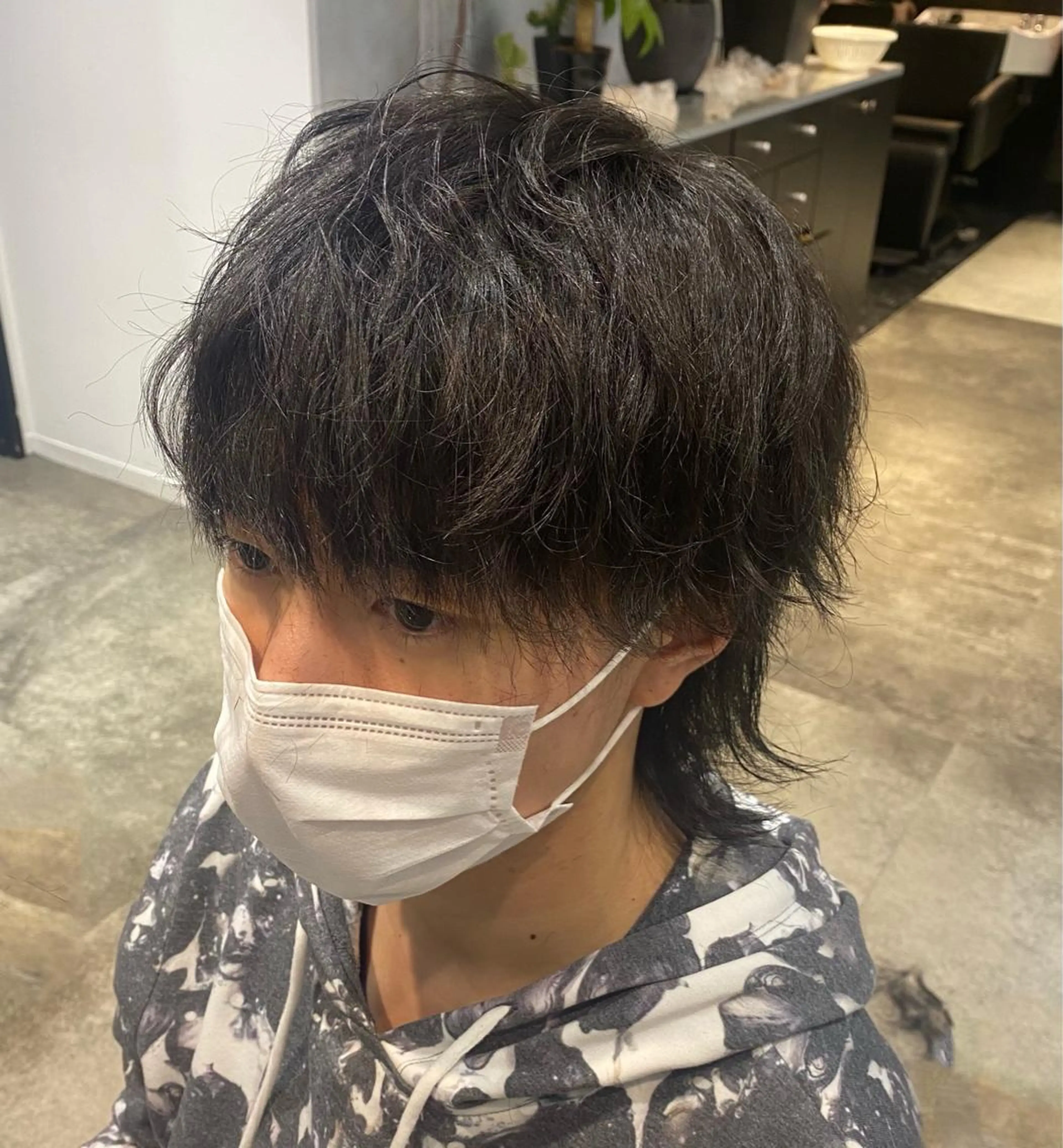 カラー パーマ ヘアアレンジ メンズ マッシュウルフ マッシュ 刈り上げ メンズウルフカット ウルフカット 新宿⌇韓国風ヘア ⌇透明感カラーのヘアスタイル