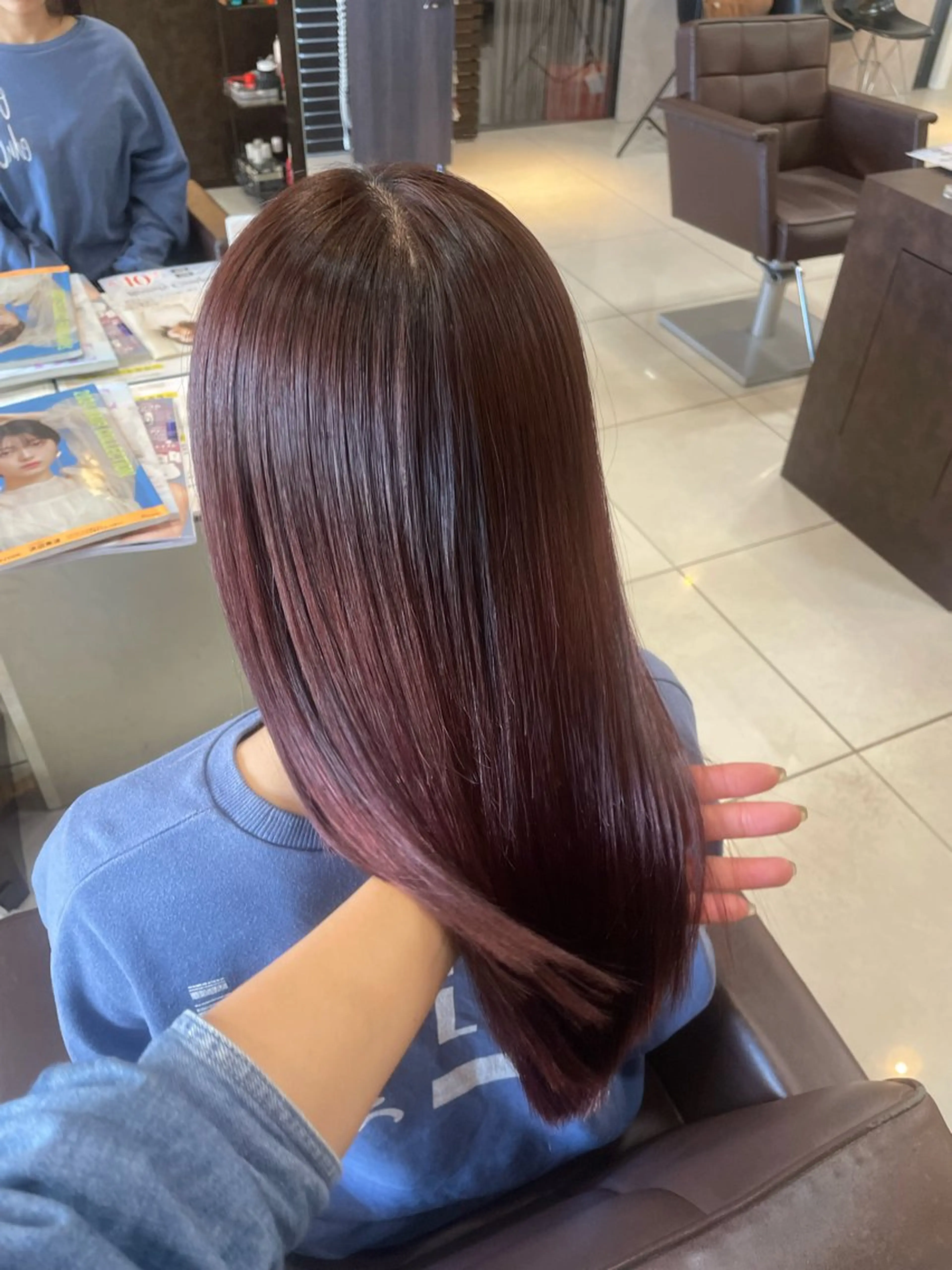 ミディアム レイヤーカット✖️ 柔らかベージュカラーのヘアスタイル