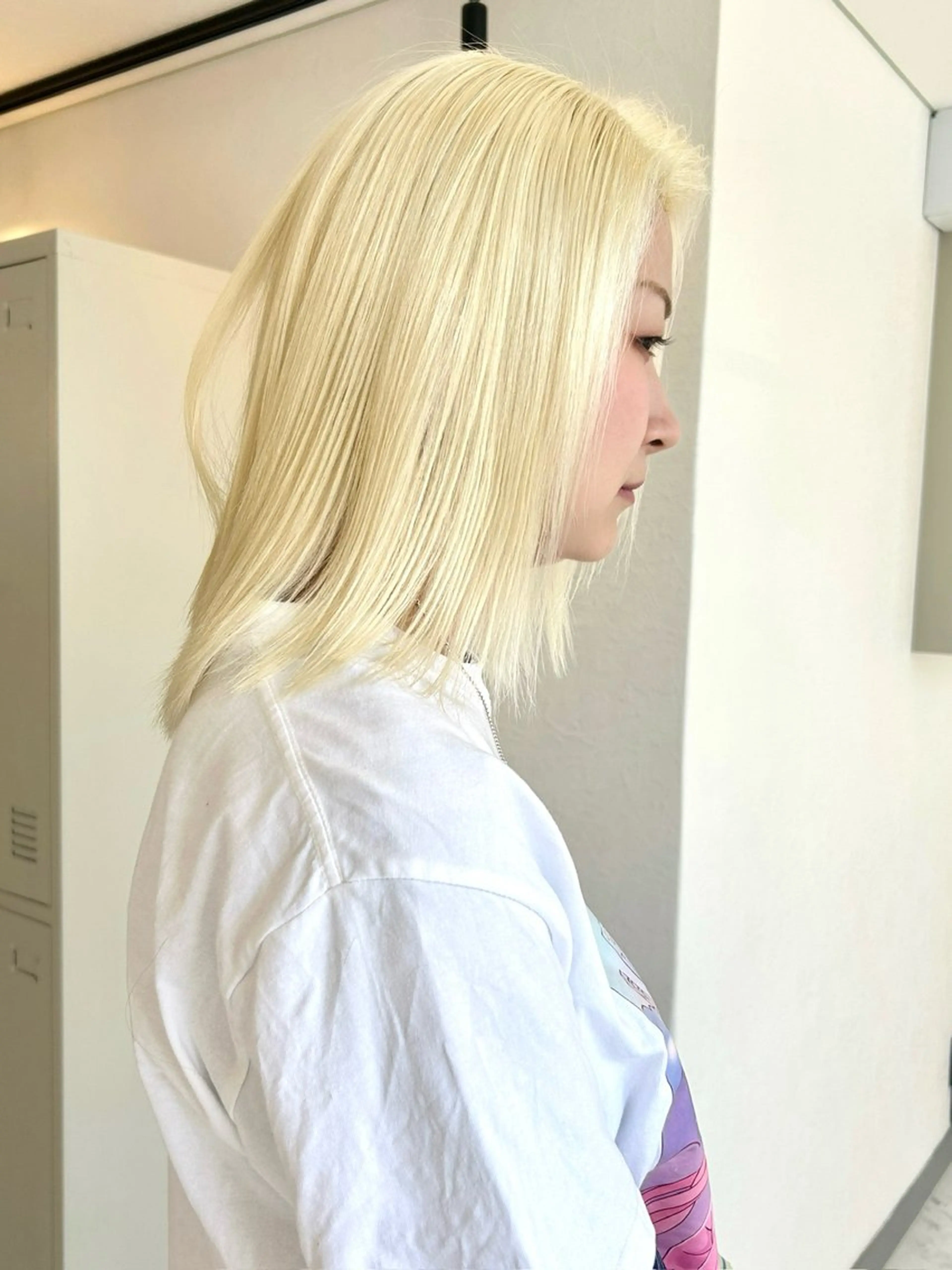 ミディアム カラー 抜きっぱなしブロンド ブロンド ヘアカラー トリートメント RINA/ハイトーン /レイヤー/髪質改善のヘアスタイル