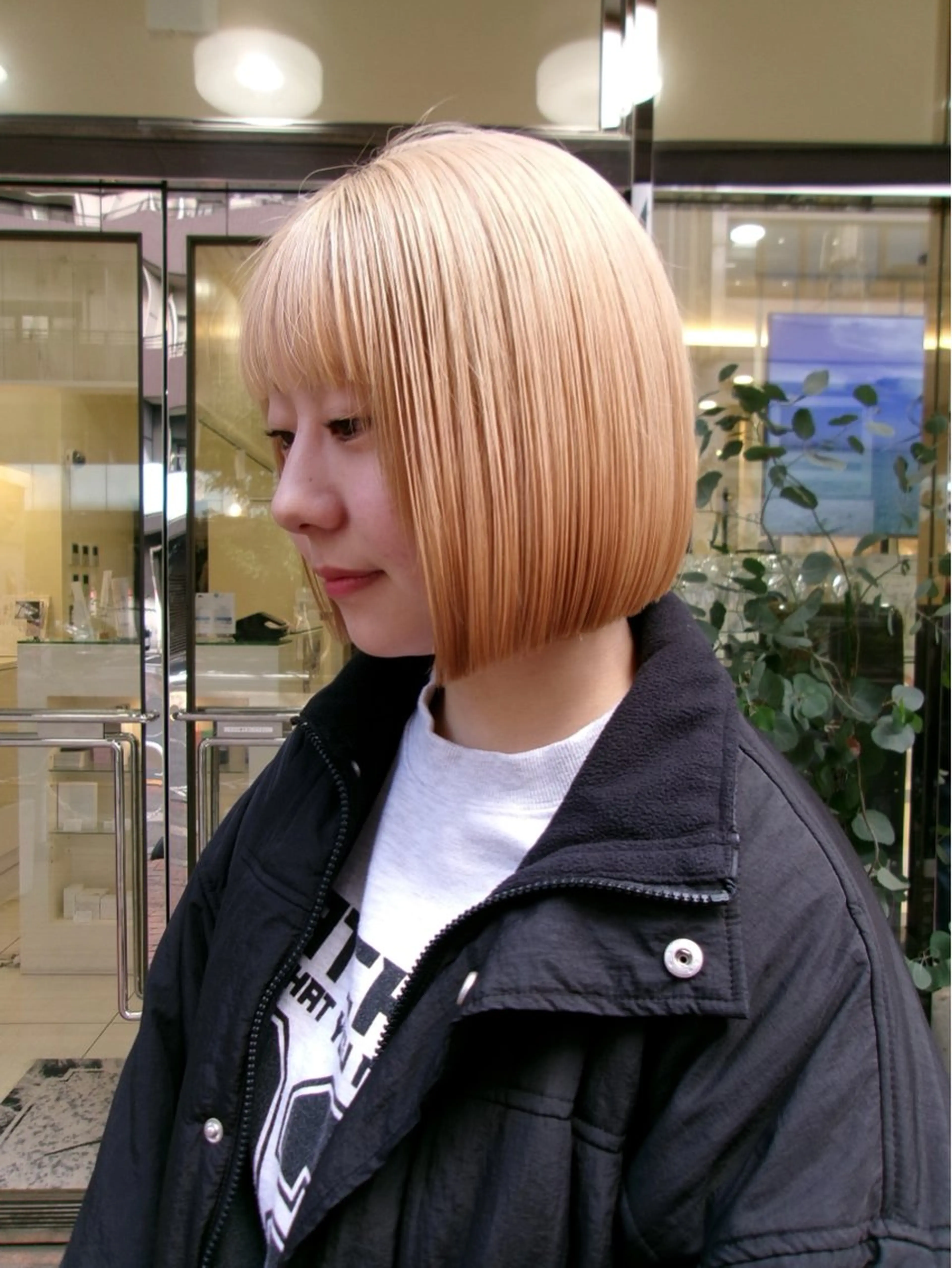 ショート カラー 抜きっぱなしブロンド ボブ Seeknext // Rukaのヘアスタイル