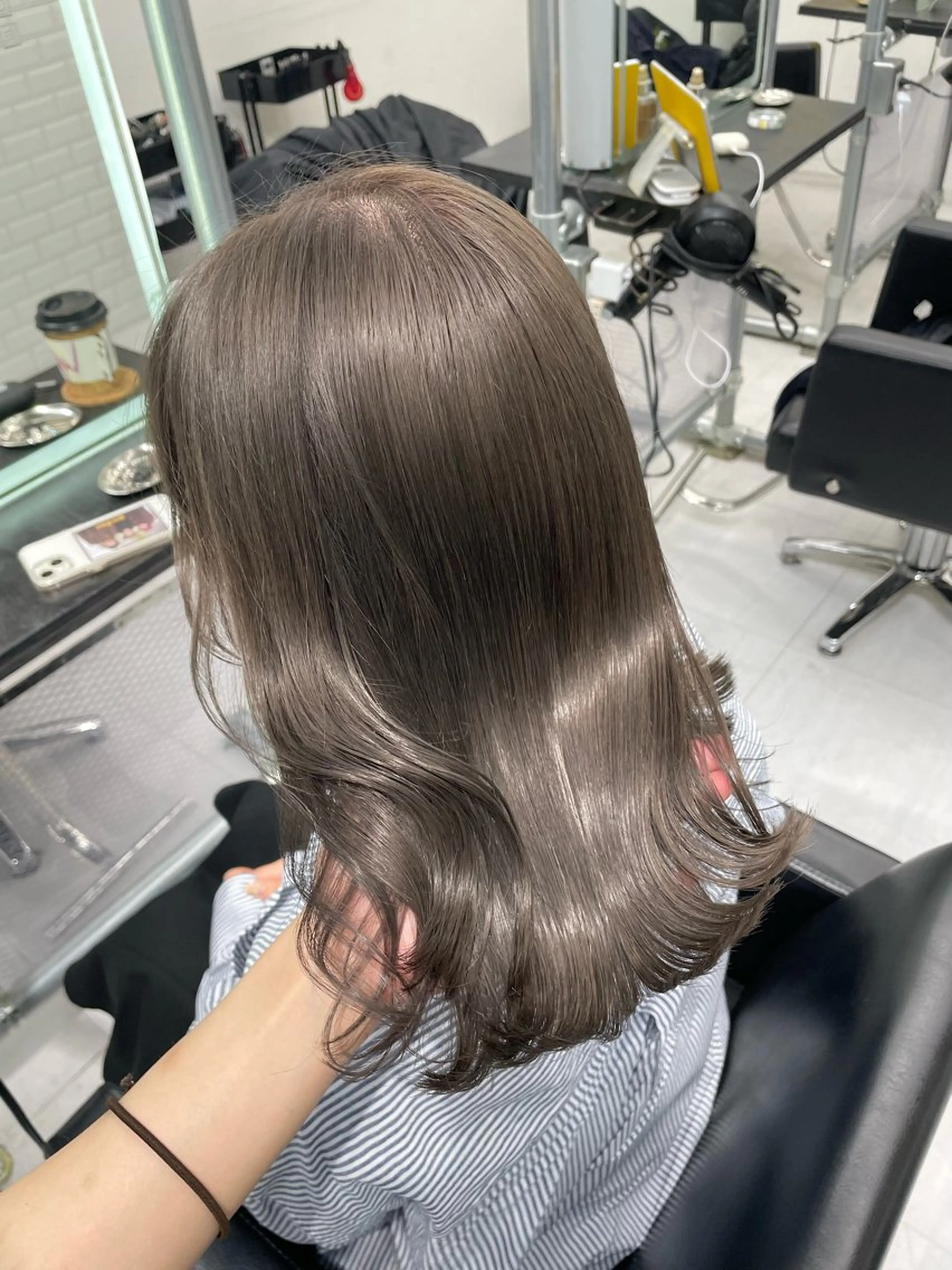 ロング ヘアカラー ミルクティーベージュ オリーブグレージュのヘアスタイル