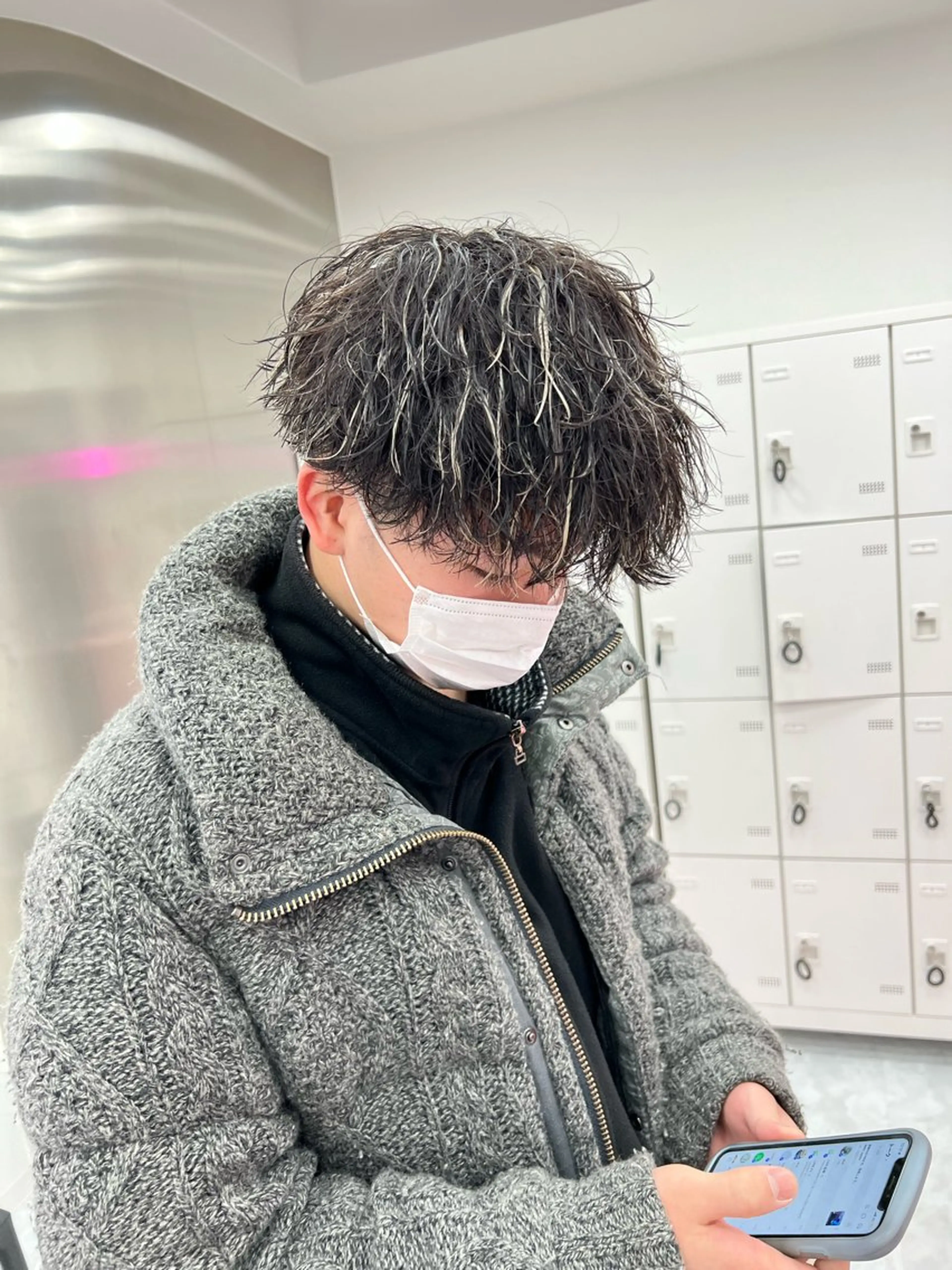 ミディアム カラー パーマ メンズ ミディアムパーマ センターパート メンズ韓国風 韓国マッシュ マッシュウルフ メンズパーマ特化 TAIGAのヘアスタイル