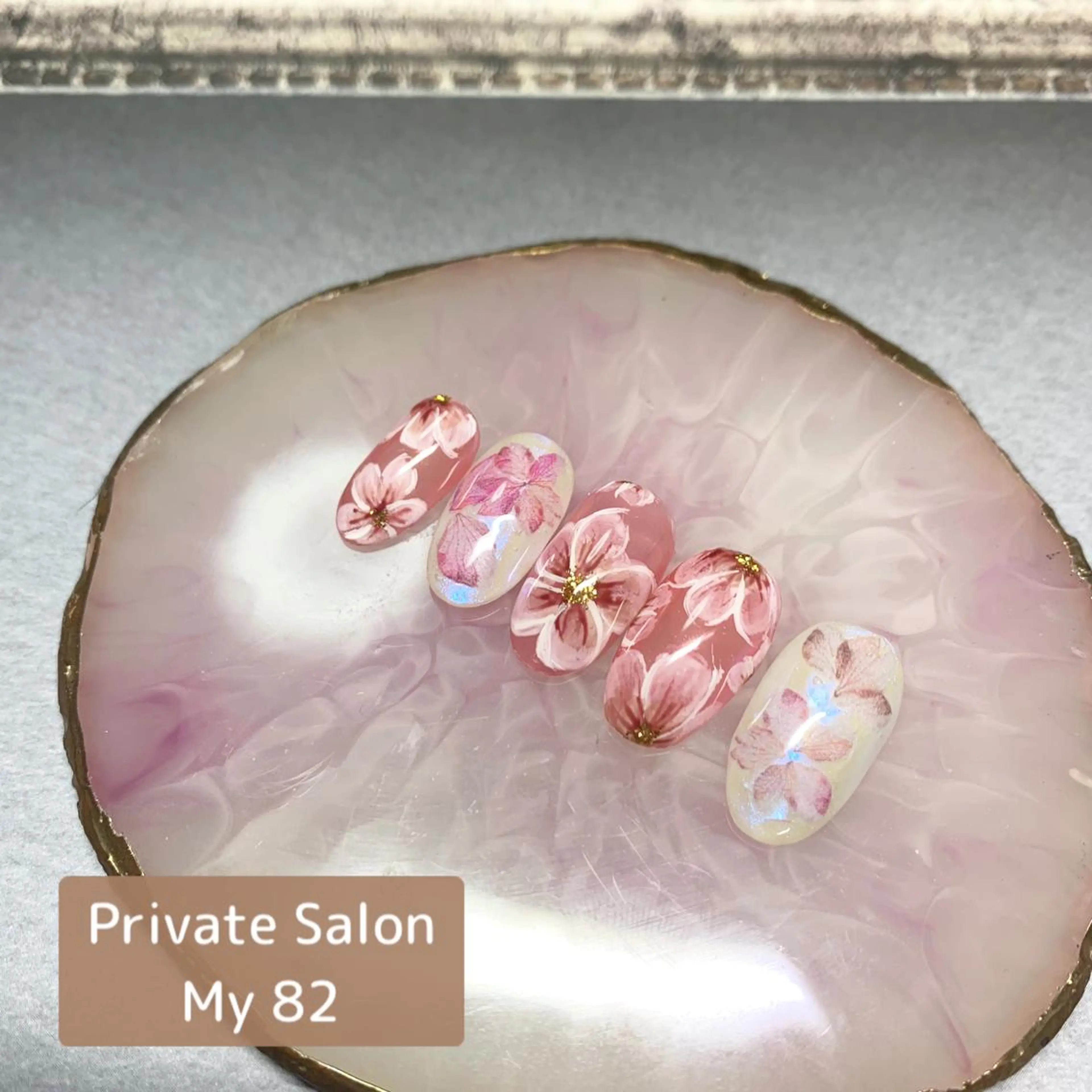 ネイル オーロラネイル 桜ネイル フラワーネイル ジェルネイル ゴールド Private Sa lon  MARLOのネイルデザイン