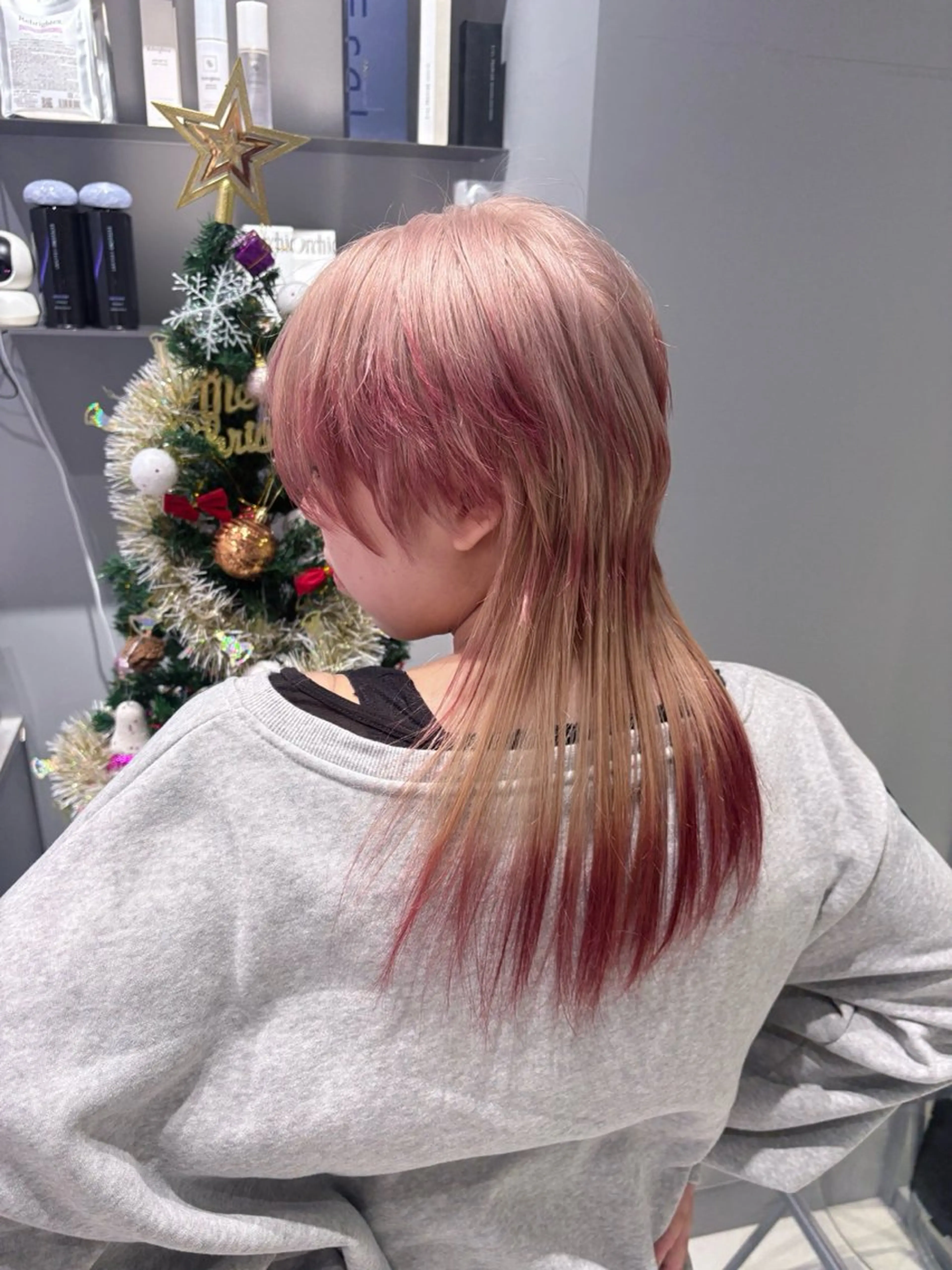 セミロング カラー デザインカラー ウルフカット カット ヘアカラー トリートメント 菜々🫧新宿 透明感ケアブリーチのヘアスタイル