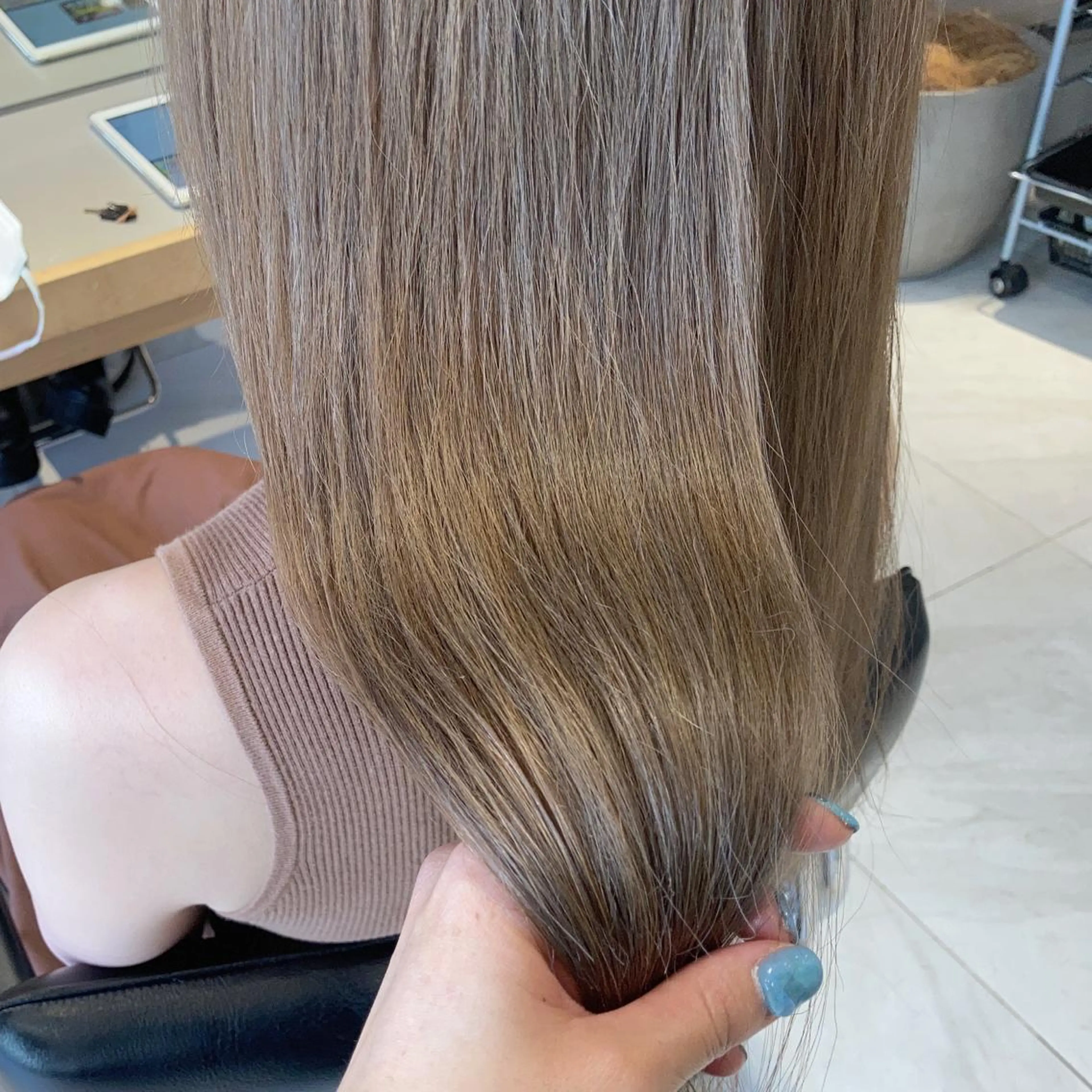 セミロング カラー ベージュカラー ハイトーンカラー ハイトーンベージュ オリーブ透明感カラー 表参道/MIKUのヘアスタイル