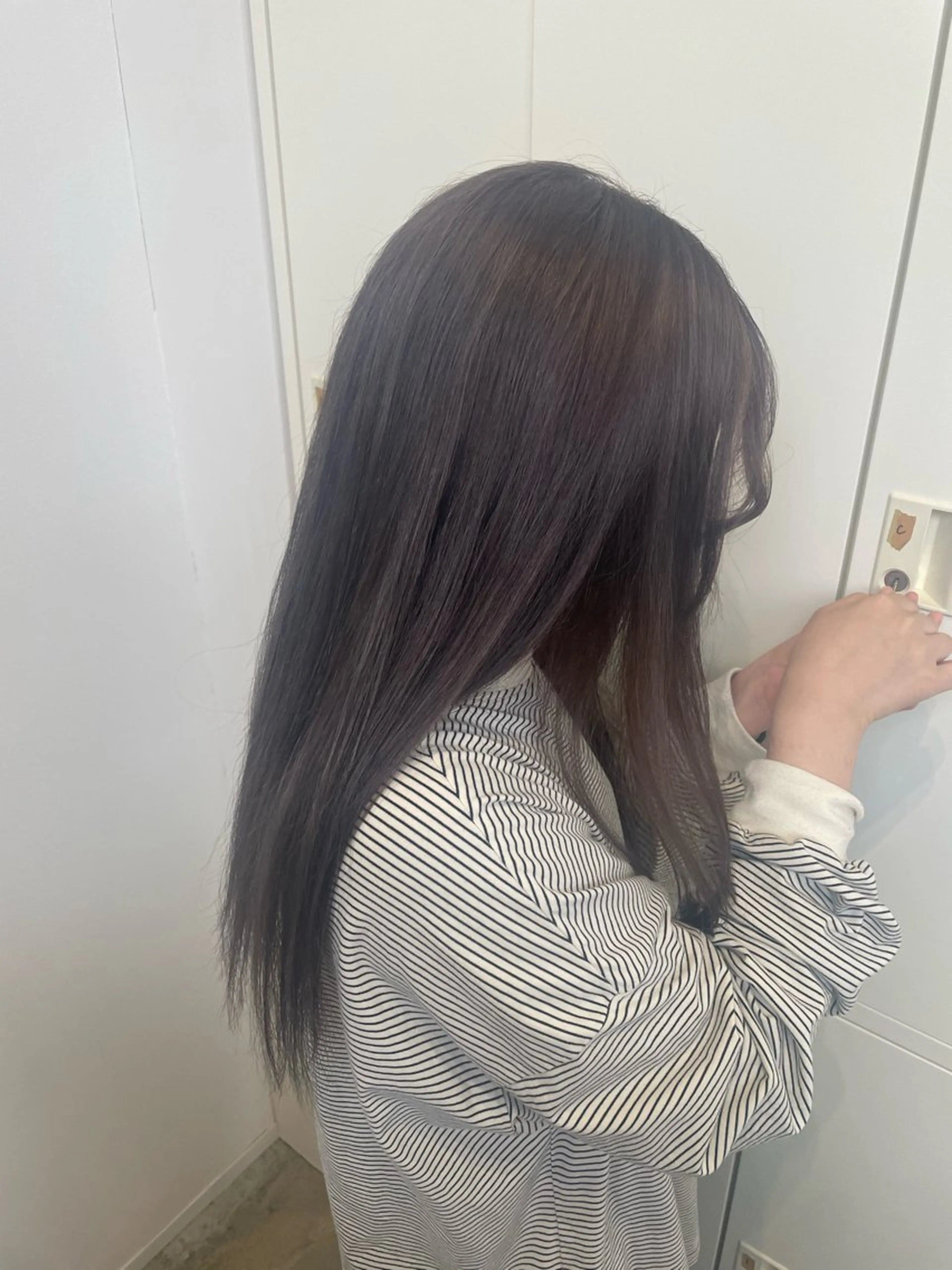 セミロング カラー グレージュ シアーグレージュ 吉川 莉央のヘアスタイル
