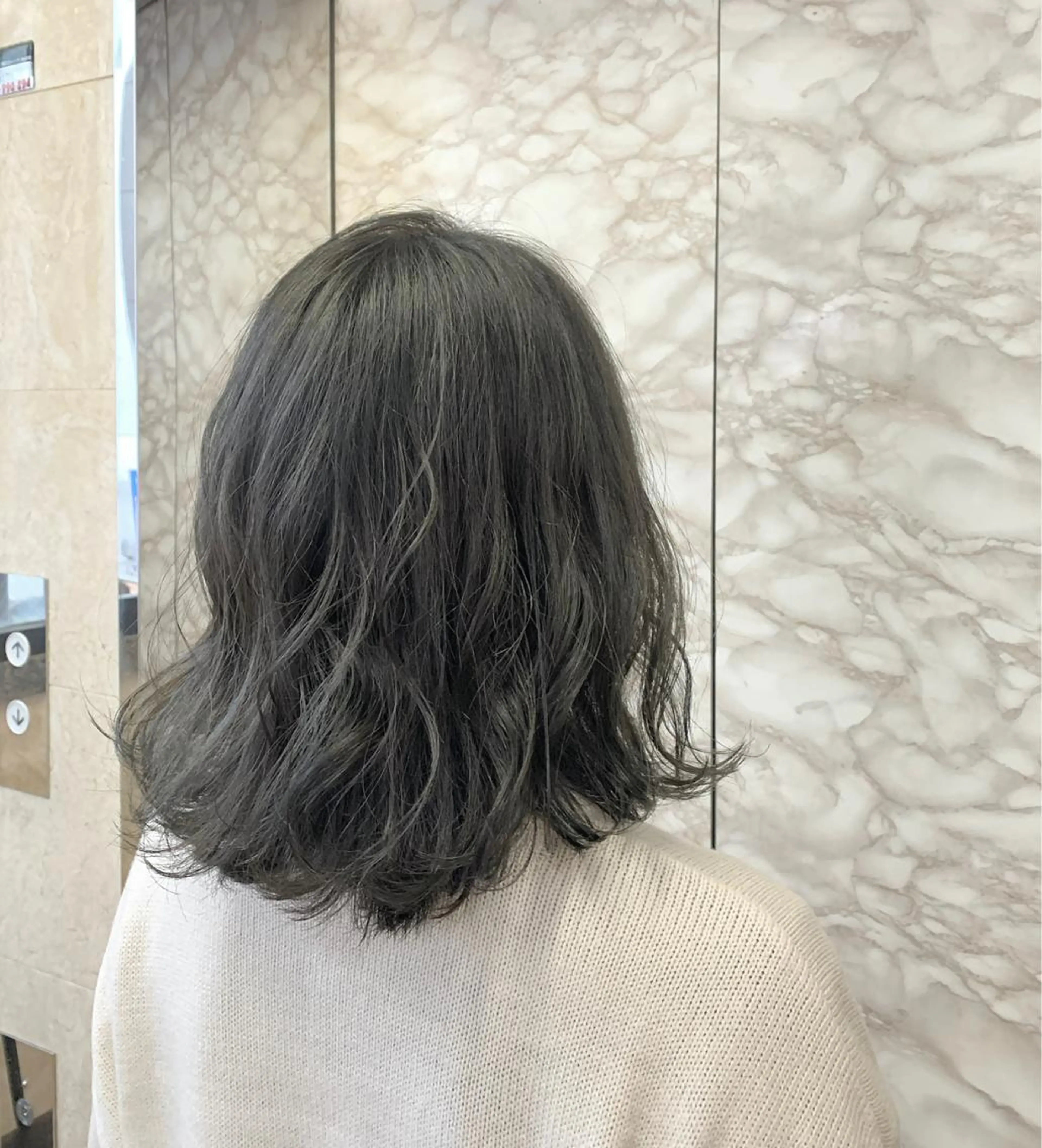 ミディアム カラー グレージュ シルバー 🌟小顔レイヤー× 赤み消し透明感カラーのヘアスタイル