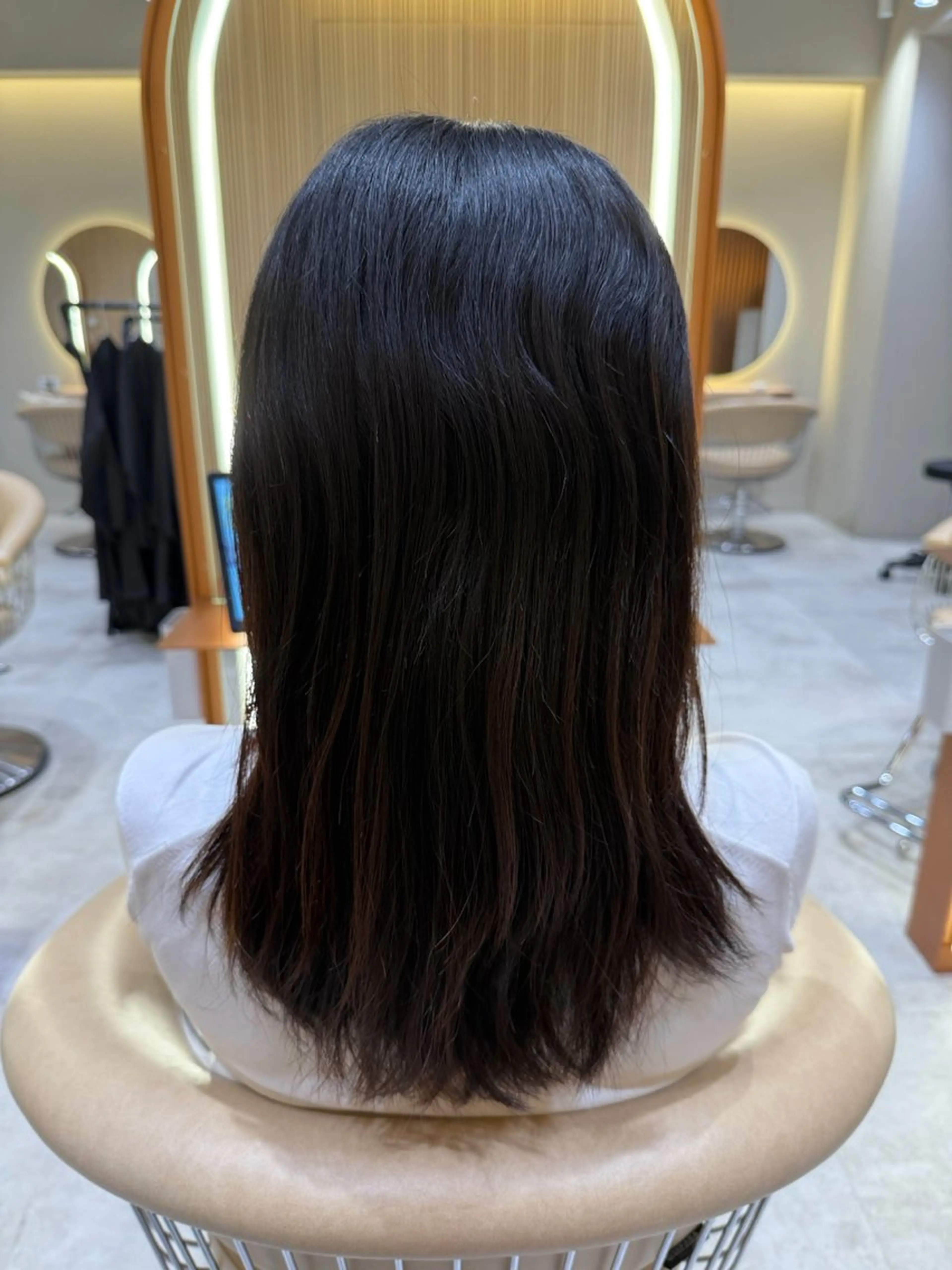 セミロング sand 名古屋所属・じょー カット、白髪ぼかしのヘアスタイル