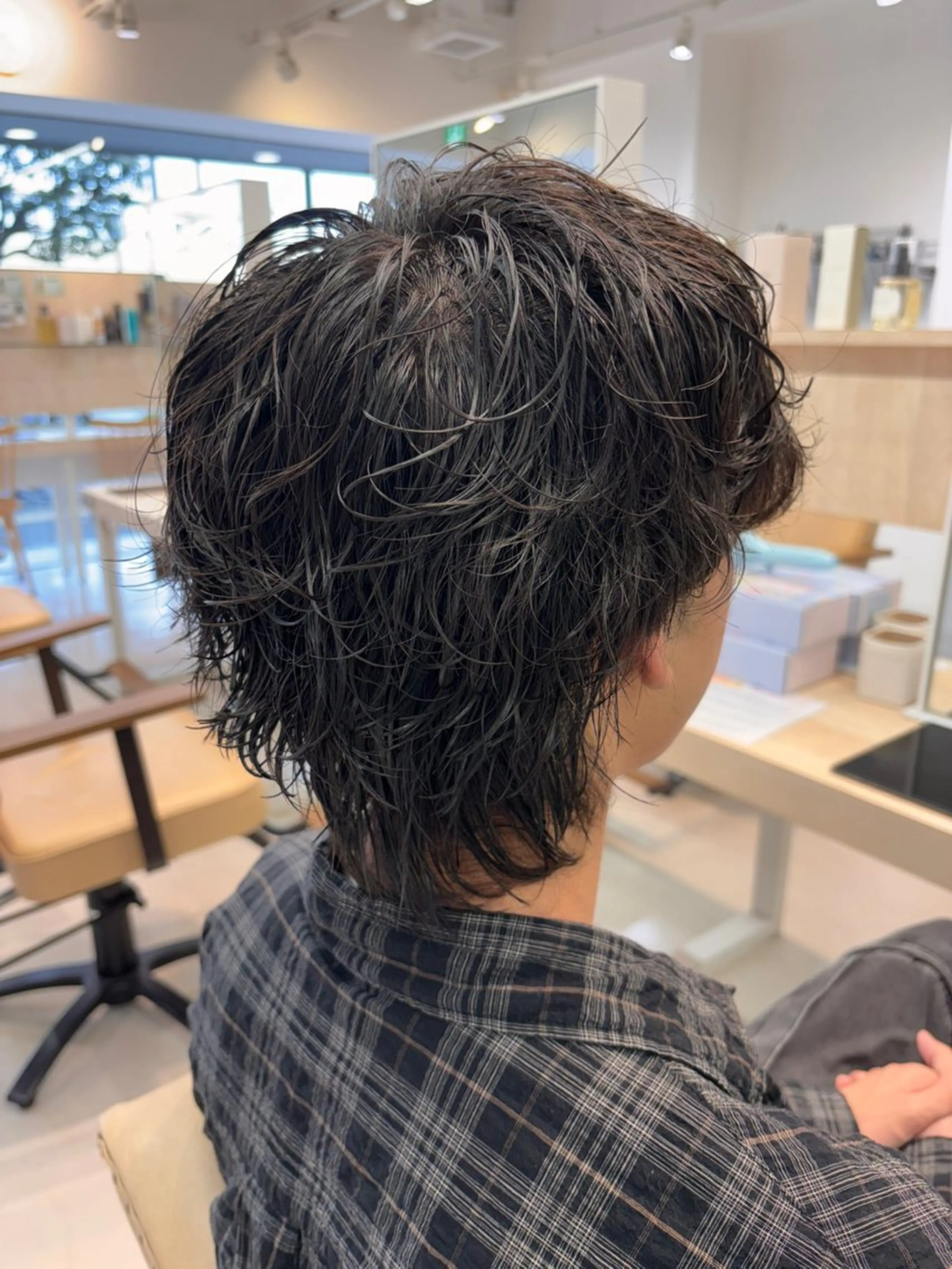 ミディアム パーマ メンズ ミディアムパーマ ビジネス メンズパーマ スペインカール 波巻きパーマ カット パーマ ニュアンスパーマ/ フェザー/マッシュのヘアスタイル