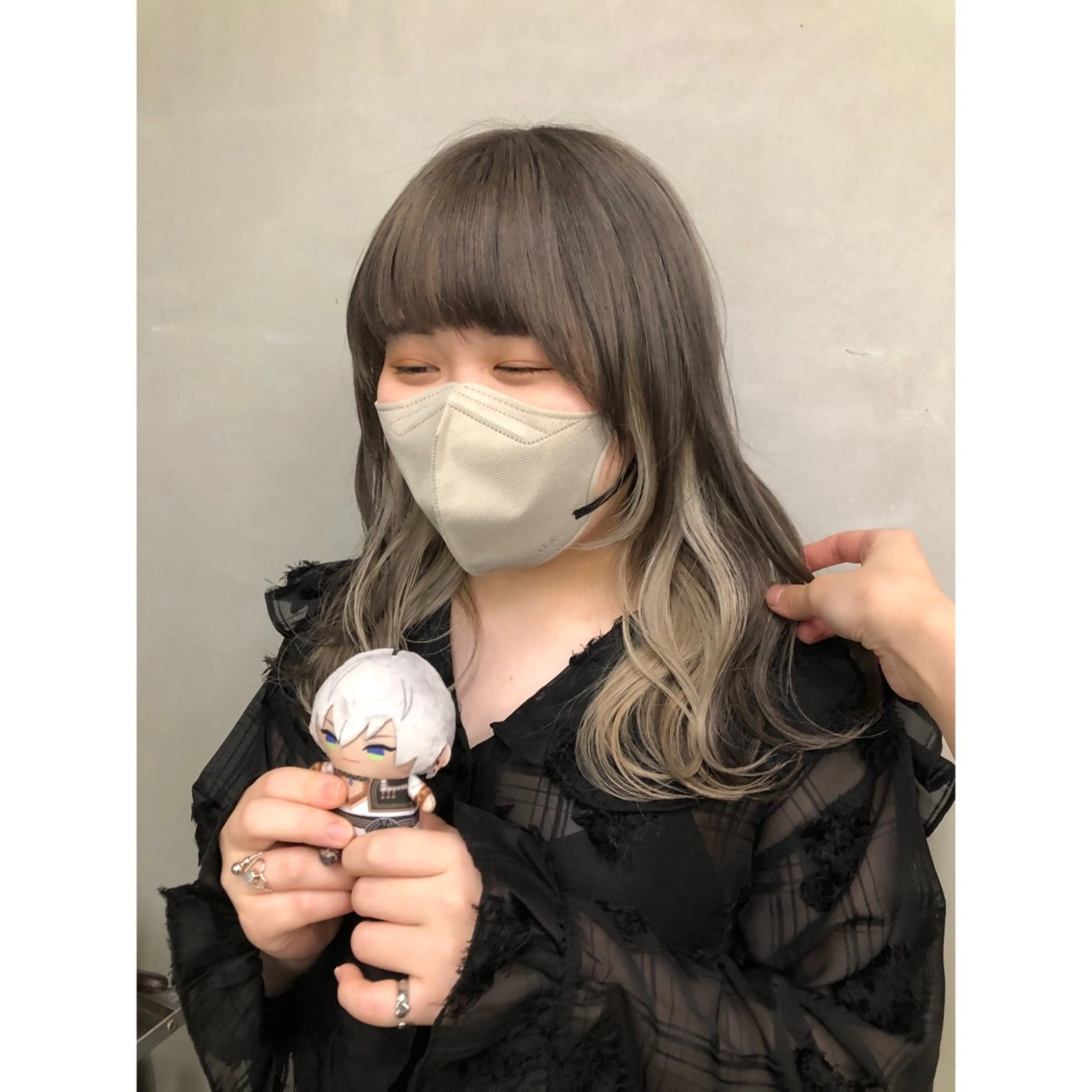 セミロング カラー ベージュカラー ブリーチ ホワイトベージュ 推しカラー✨ オタク美容師ユウカのヘアスタイル