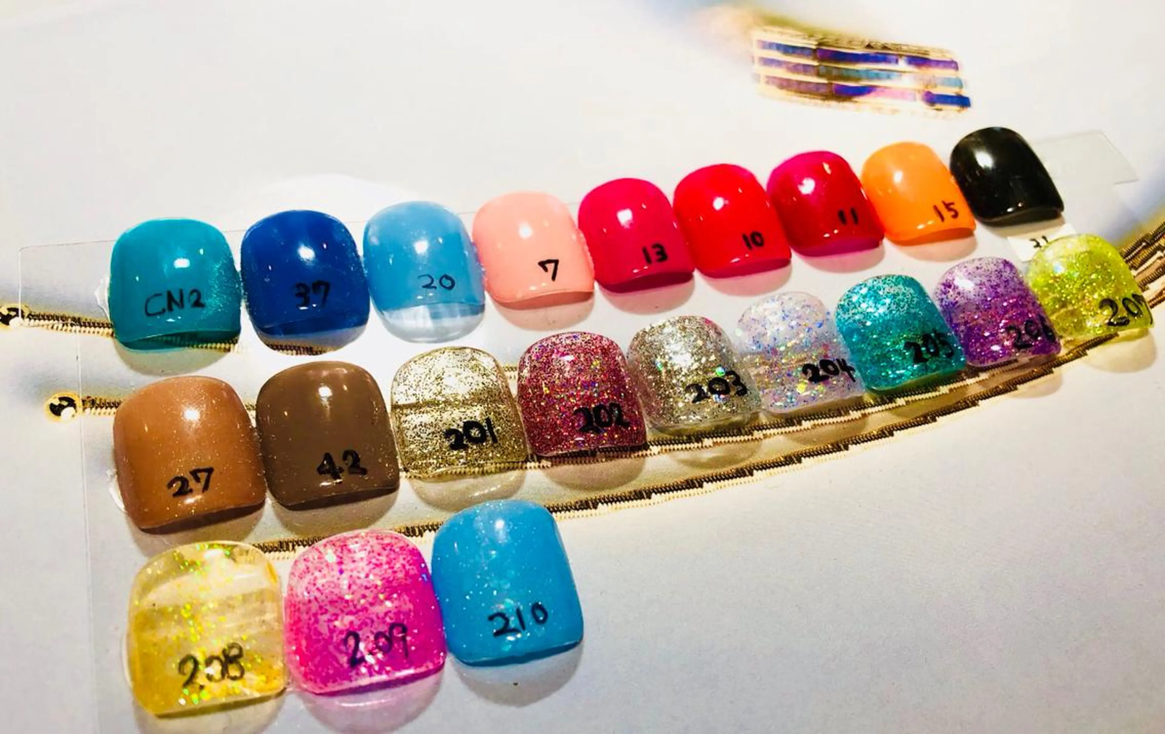 ネイル フットネイル ラメ(グリッター) ワンカラーネイル フットネイル ティーエヌ 金山駅東口店のネイルデザイン