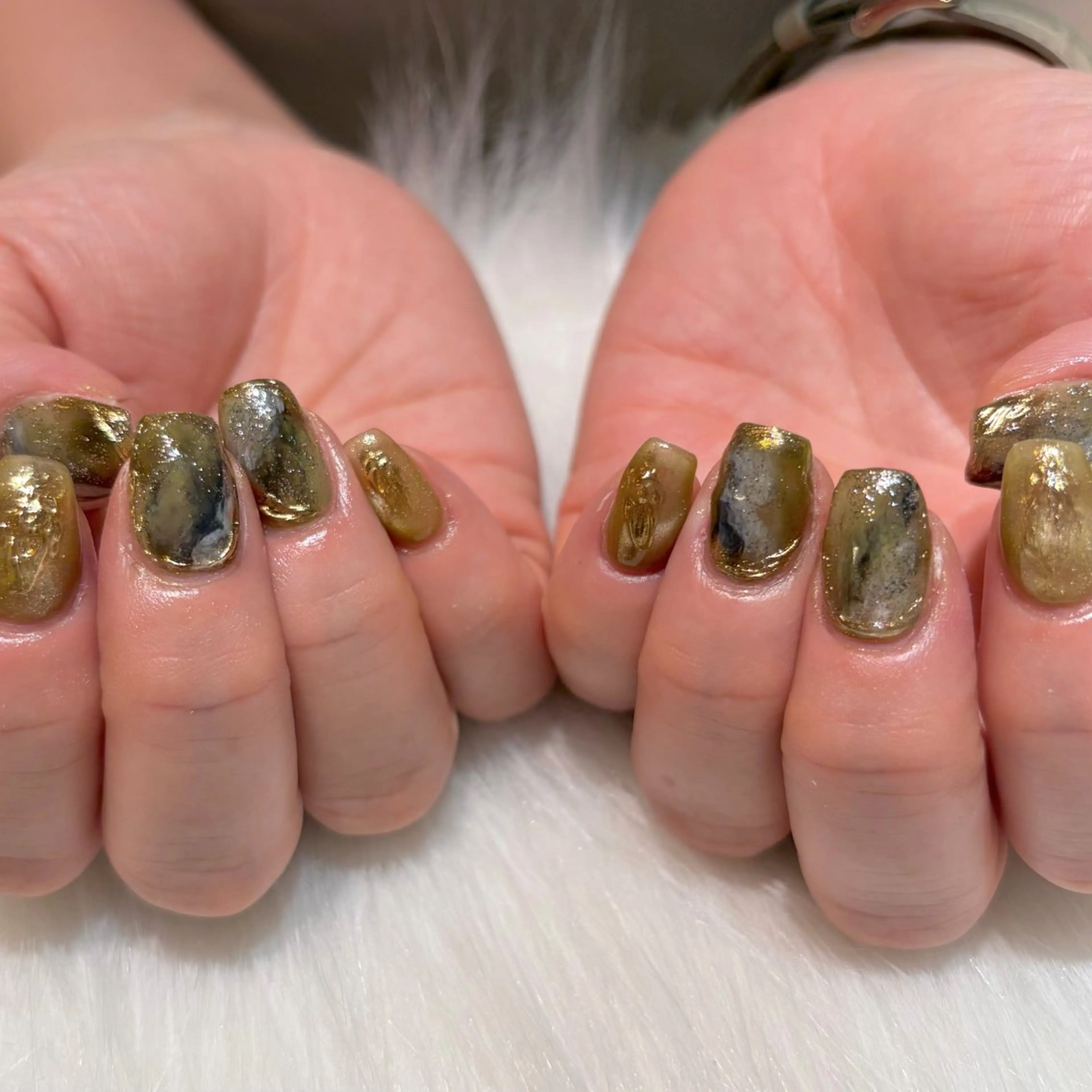 ネイル アートネイル グリーン キラキラネイル ラメ(グリッター) ニュアンスネイル ハンドネイル MEI 🍑 nail OAKのネイルデザイン