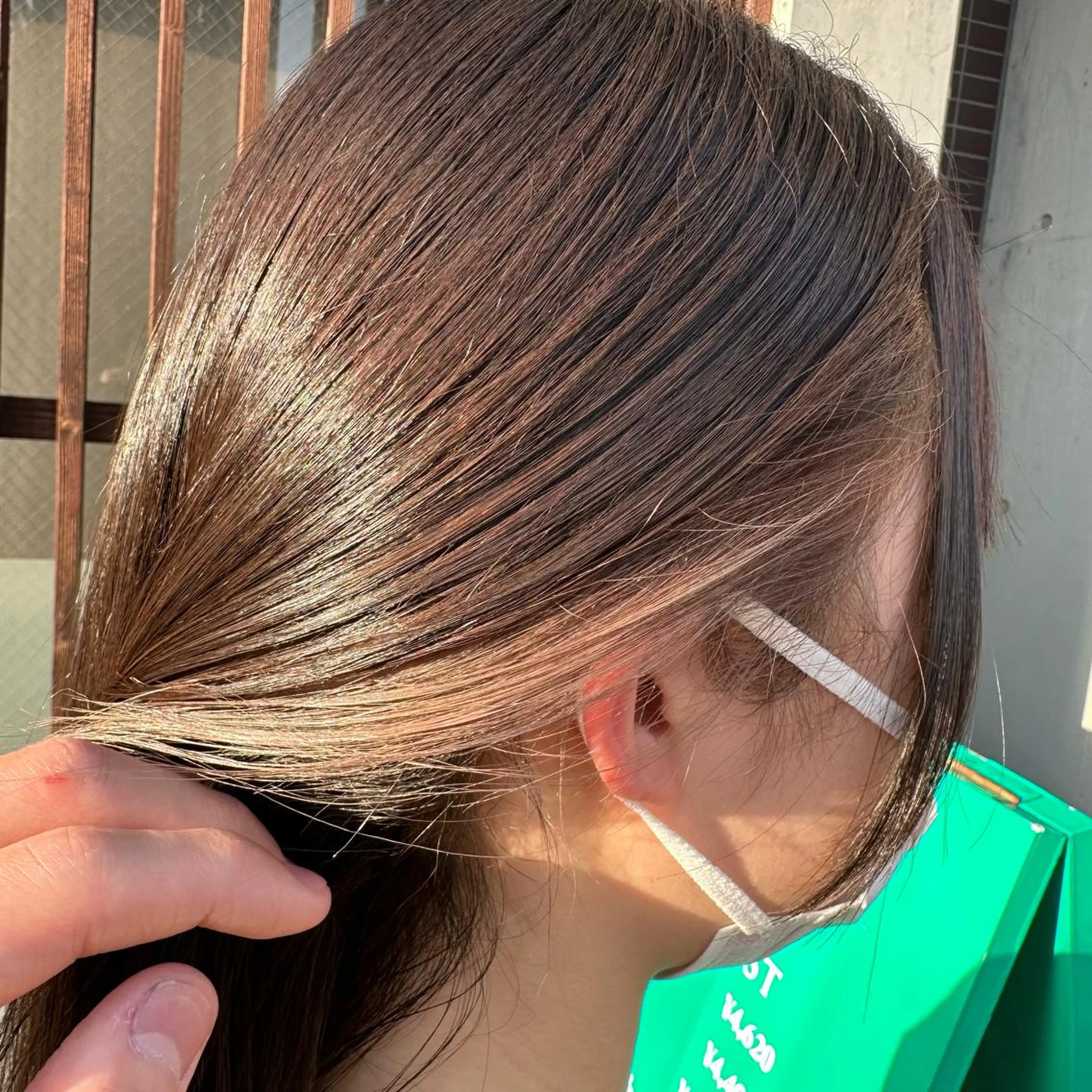 ロング カラー ブリーチ イヤリングカラー グレージュ カット ヘアカラー 大人かわいいインナー カラー/菊池柊真🎨のヘアスタイル