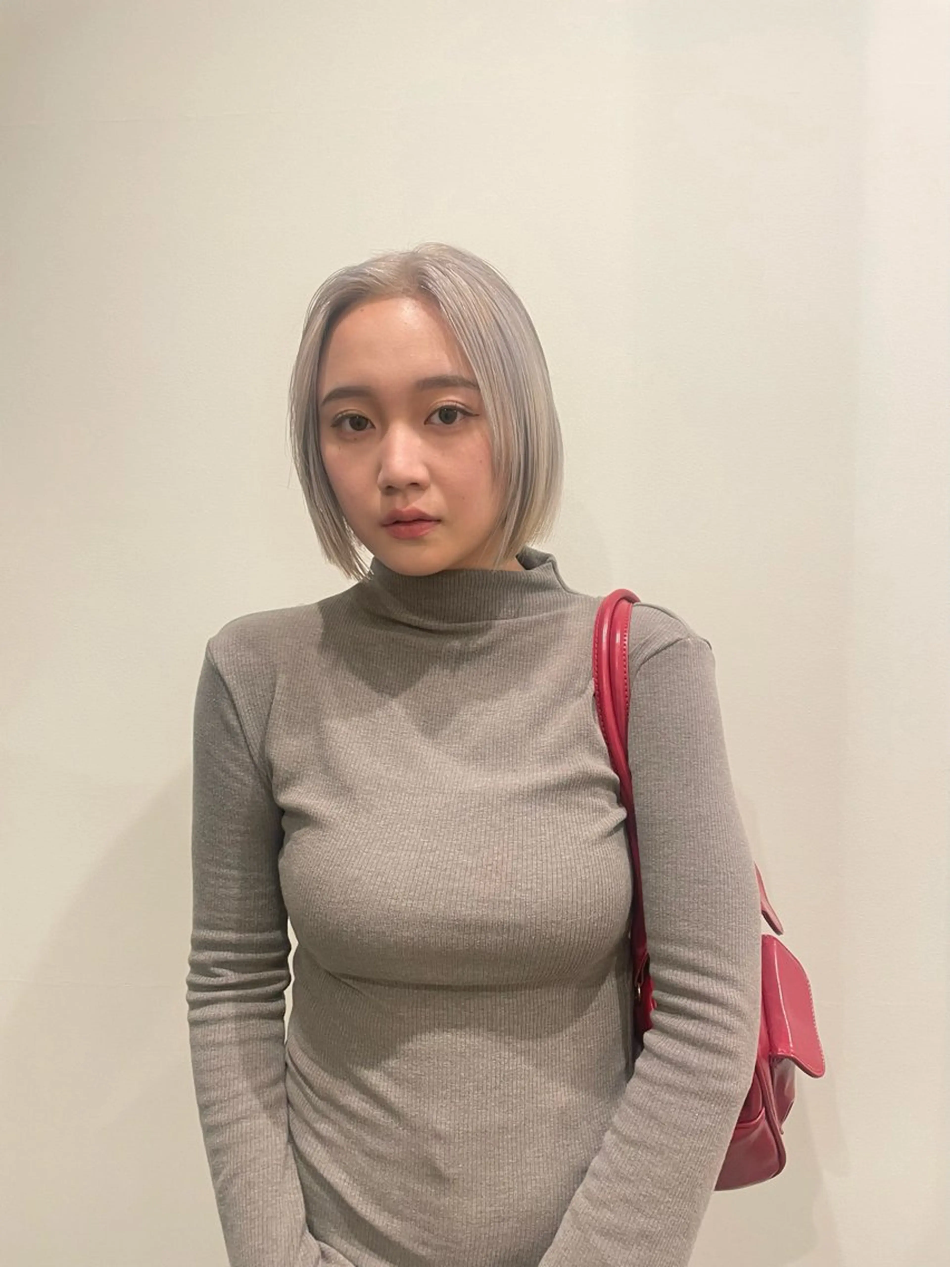 ミディアム カラー ブリーチ ブロンド ダブルカラー ホワイトブロンド カット ヘアカラー 渋谷 留菜のヘアスタイル