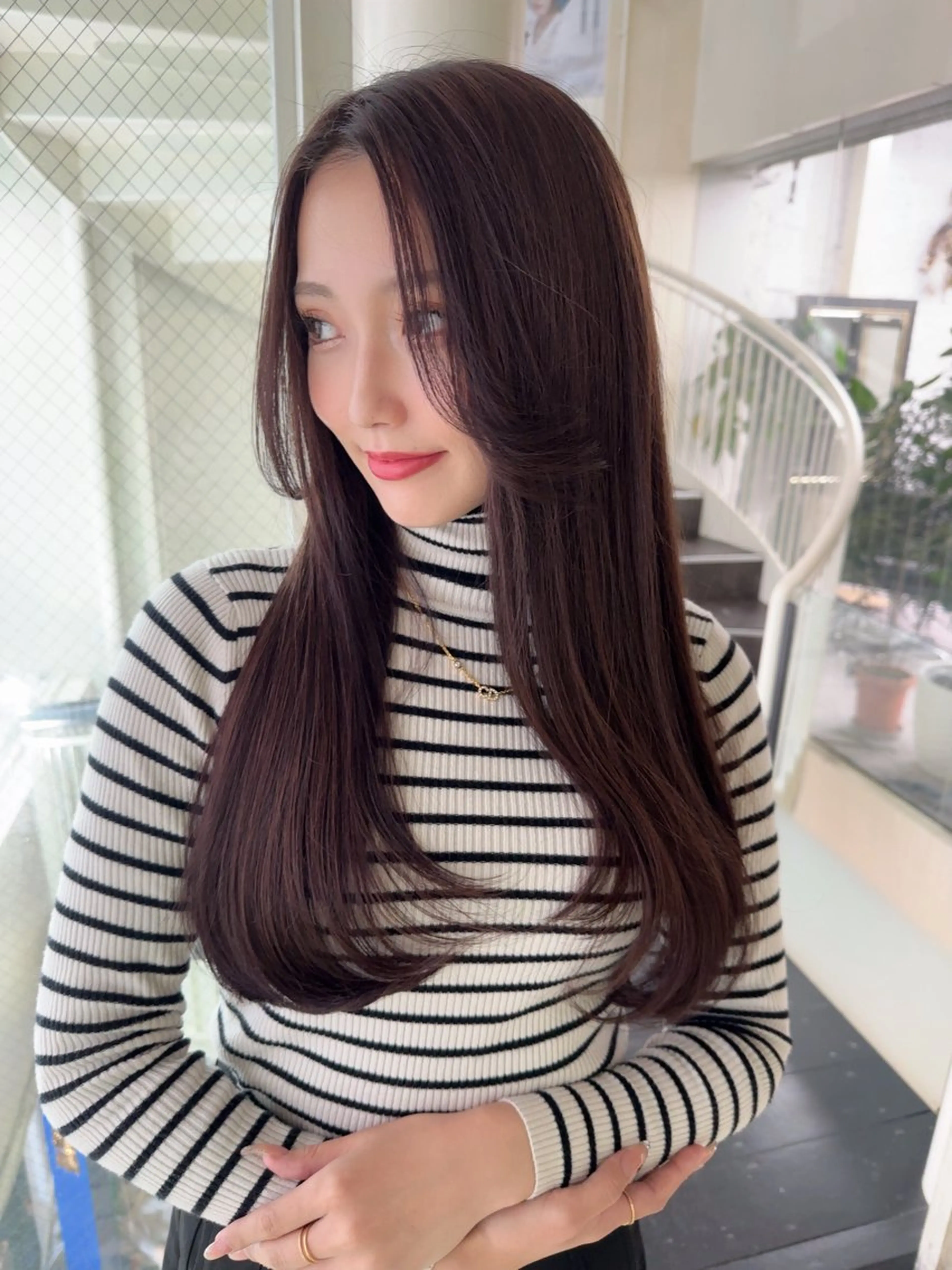 ロング 顔周りカット レイヤーカット riah  【リア】所属・瀧優華白髪ぼかし 大人レイヤーのヘアスタイル