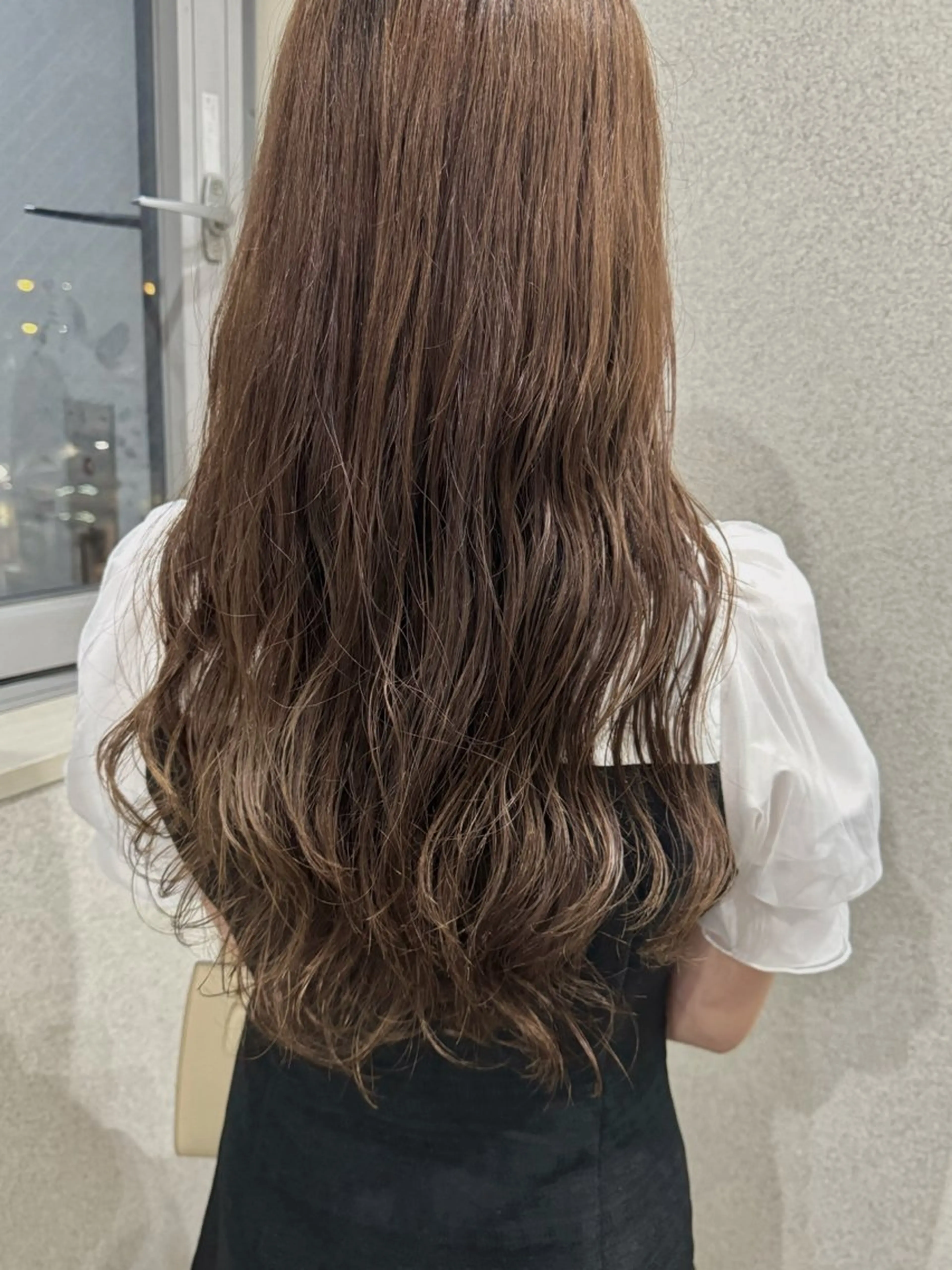ロング パーマ アンブレラカラー ポイントカラーのヘアスタイル