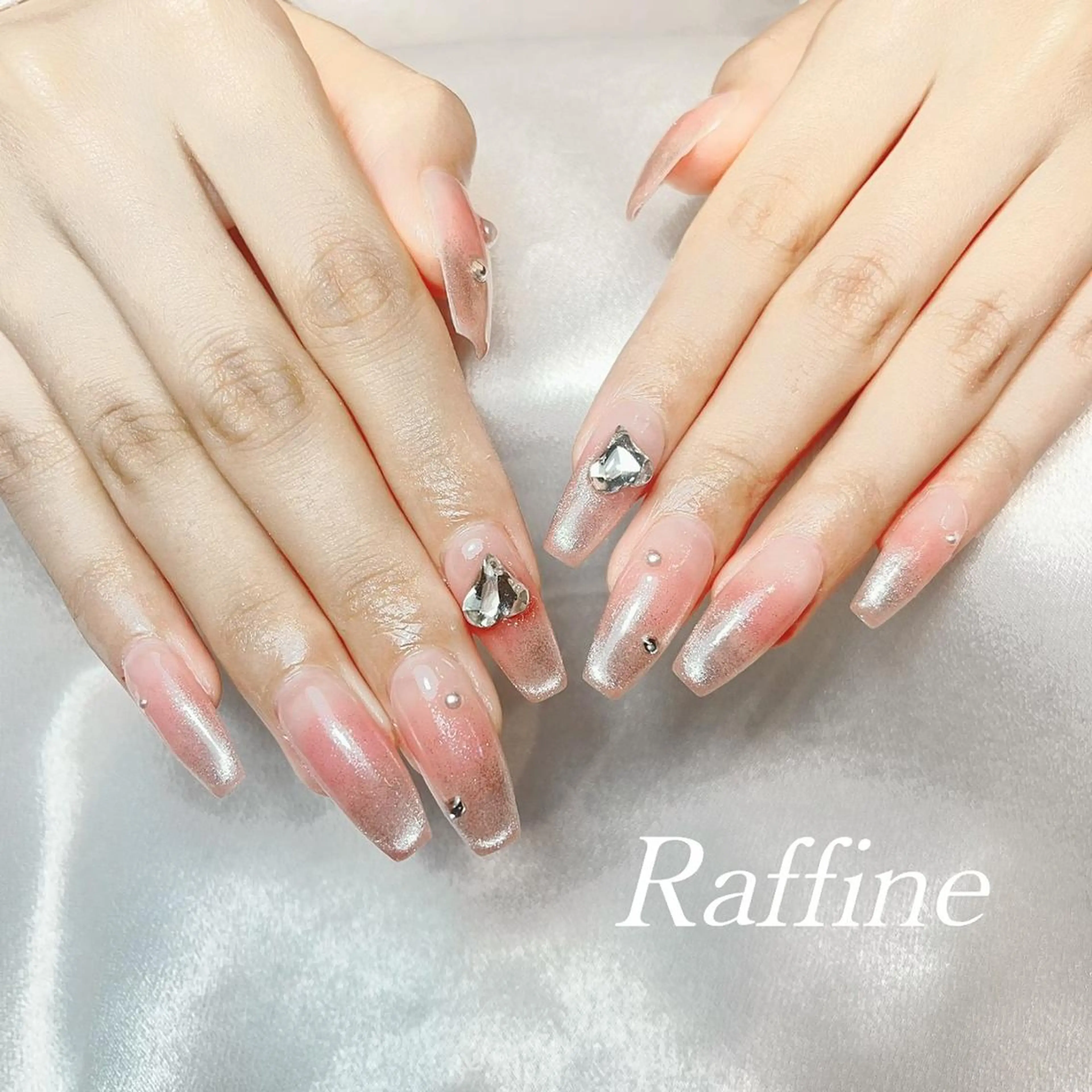 ネイル RAFFINE haru🦋🩵のネイルデザイン
