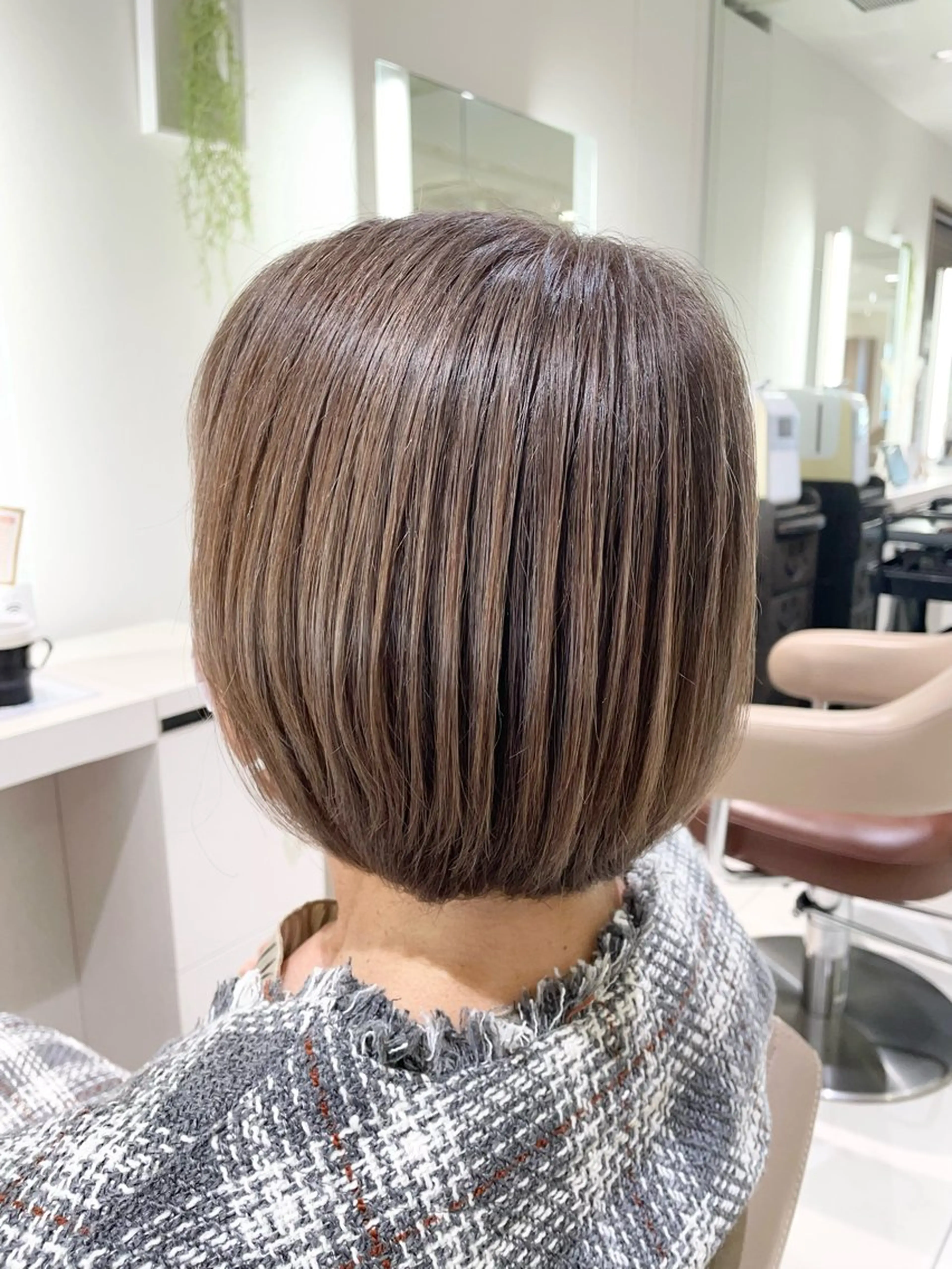 ショート ヘアカラー トリートメント 清藤綾/脱白髪染め 白髪ぼかしハイライトのヘアスタイル