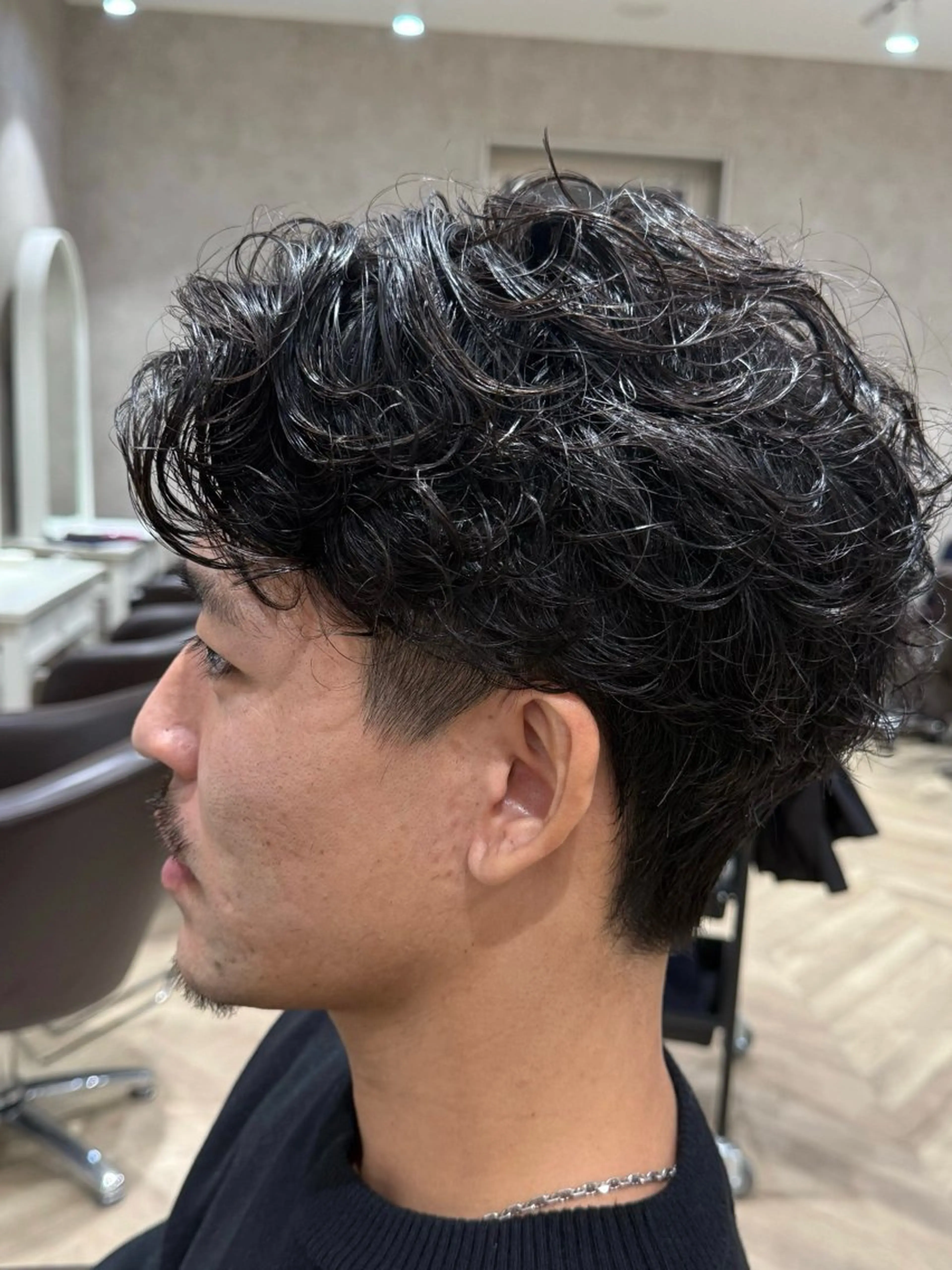 ショート パーマ メンズ ビジネス センターパート フェードカット フェザーパーマ メンズ韓国風 カット パーマ トリートメント ヘアセット lana hair  新宿髪質改善トリートメント新宿三丁目【ラナヘアー】所属・新宿メンズ専門 モテ清潔感パーマ特化のヘアスタイル