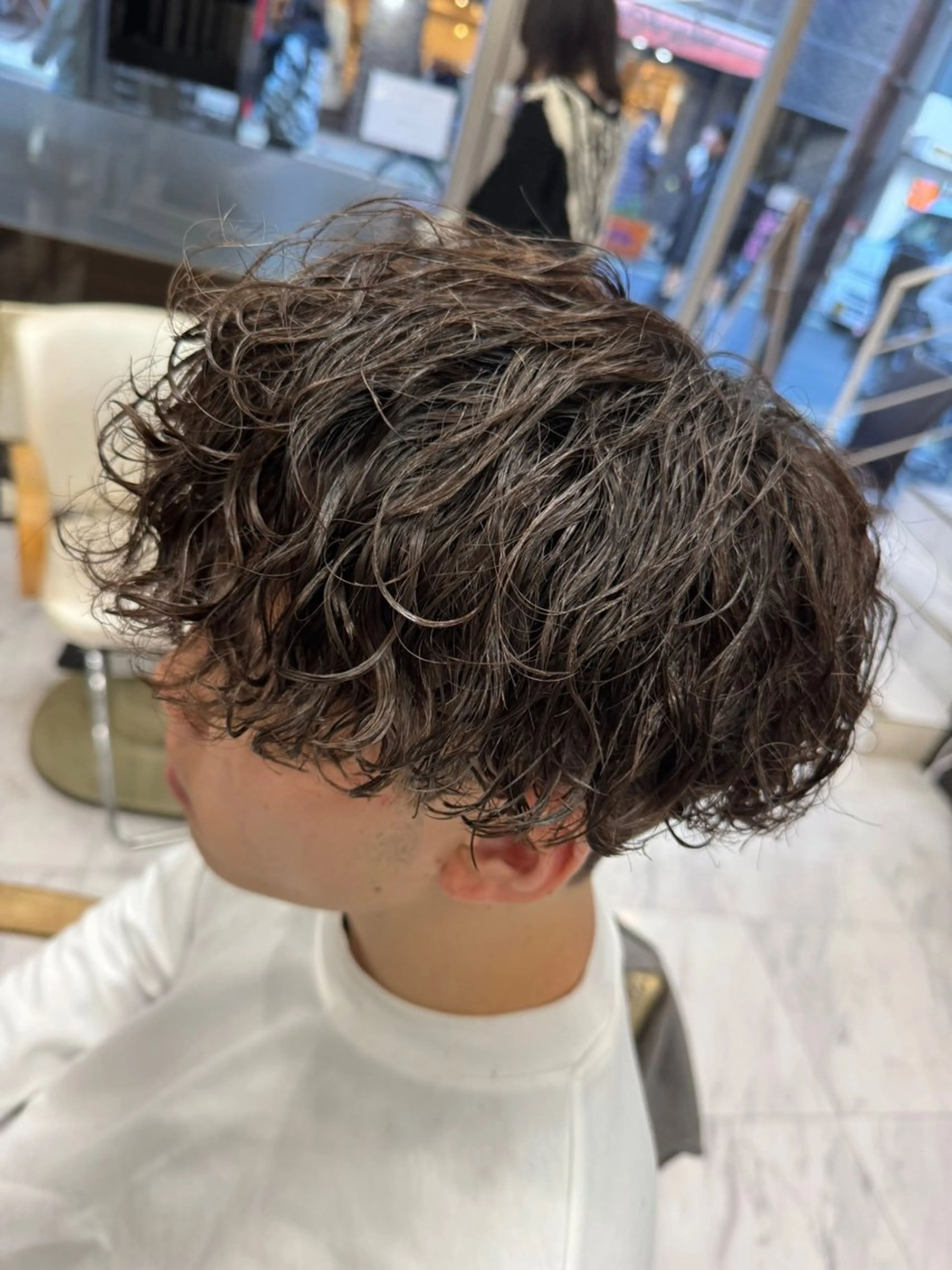 ショート パーマ ヘアアレンジ メンズ センターパート メンズパーマ メンズツイストパーマ ツイストスパイラルパーマ 波巻きパーマ カット パーマ トリートメント Zina 大宮所属・目黒 碧人のヘアスタイル