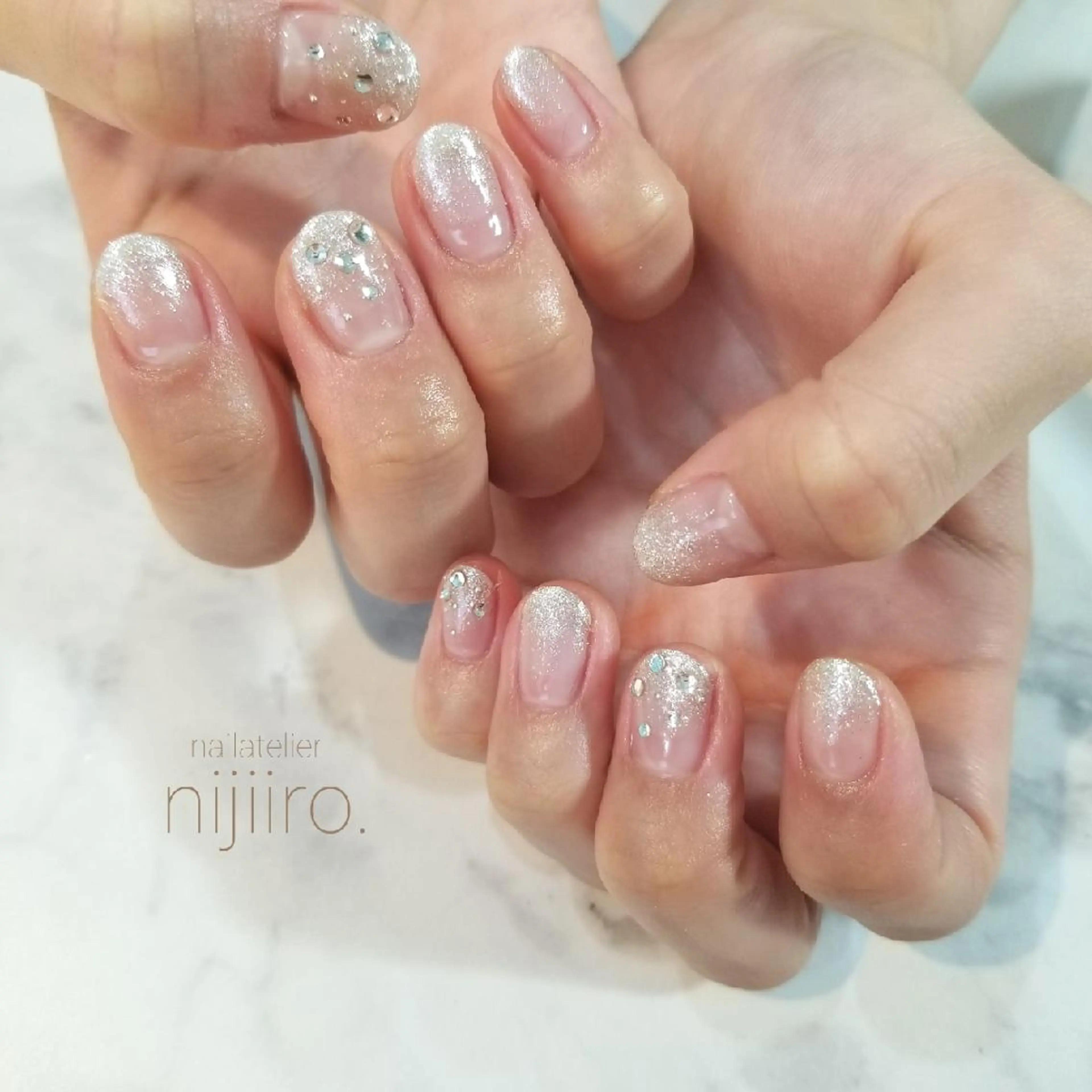 ネイル グラデーション ラメ(グリッター) ラメグラデーション シンプルネイル ハンドネイル nijiiro🌈 サトウのネイルデザイン